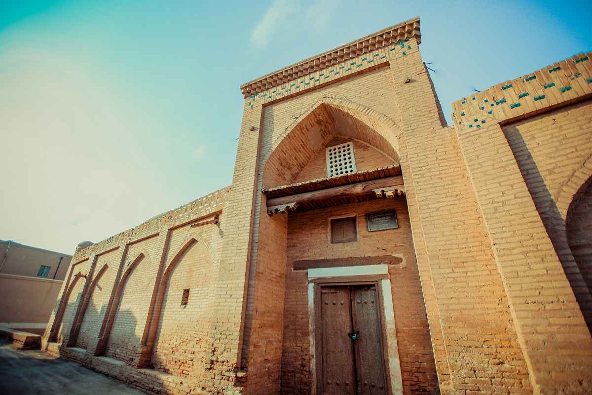 Madrasa historique Abdurasulbay à Khiva, Ouzbékistan – un site incontournable de la Route de la Soie.