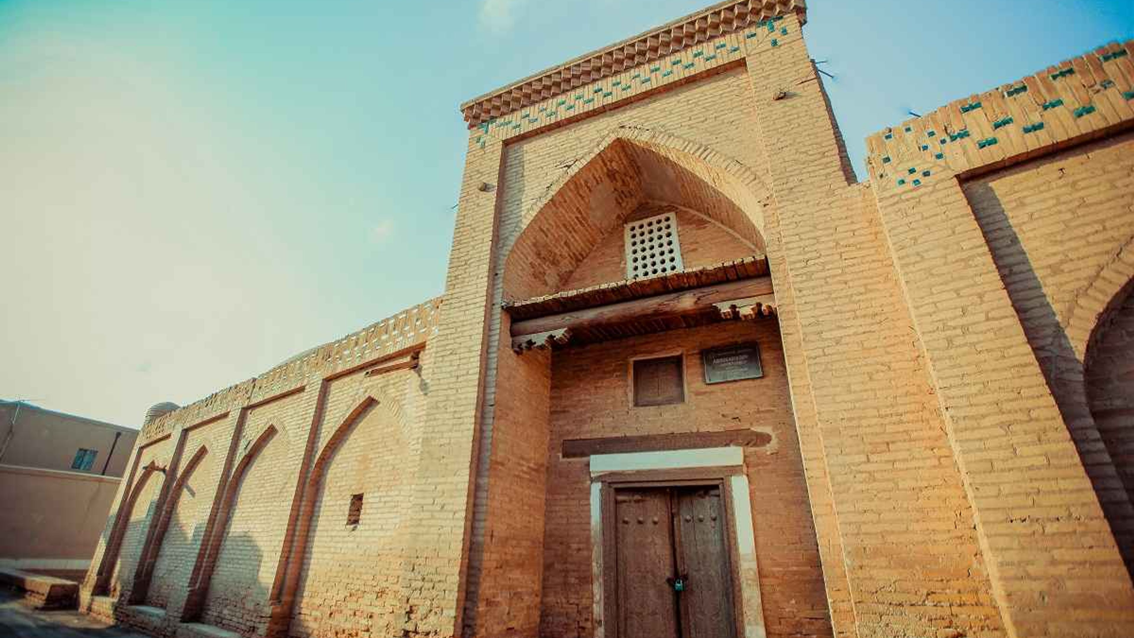 Madrasa historique Abdurasulbay à Khiva, Ouzbékistan – un site incontournable de la Route de la Soie.