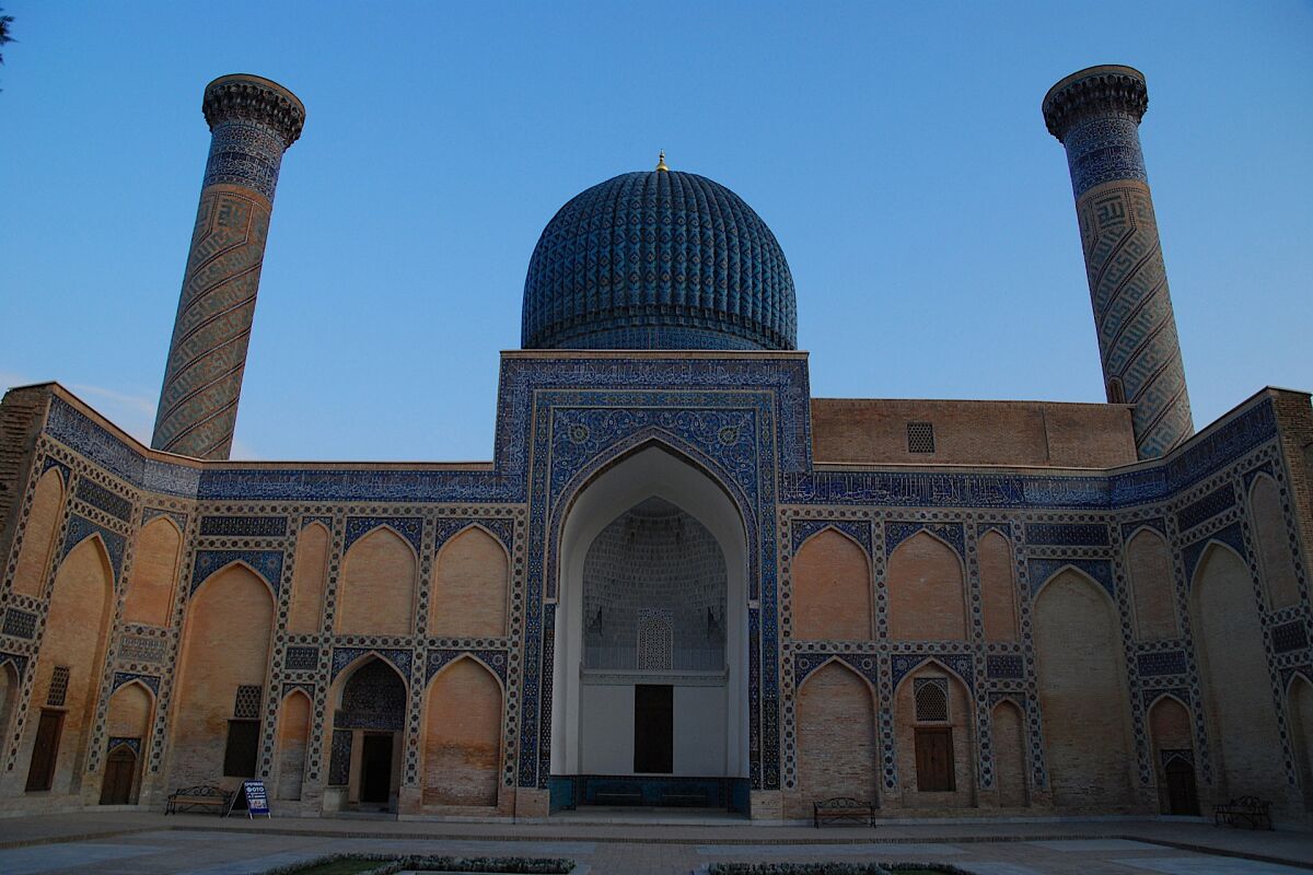 Gur-Emir-Mausoleum in Samarkand, Usbekistan: Sehenswürdigkeit mit blauer Kuppel und Minaretten auf Seidenstraßen-Reise.