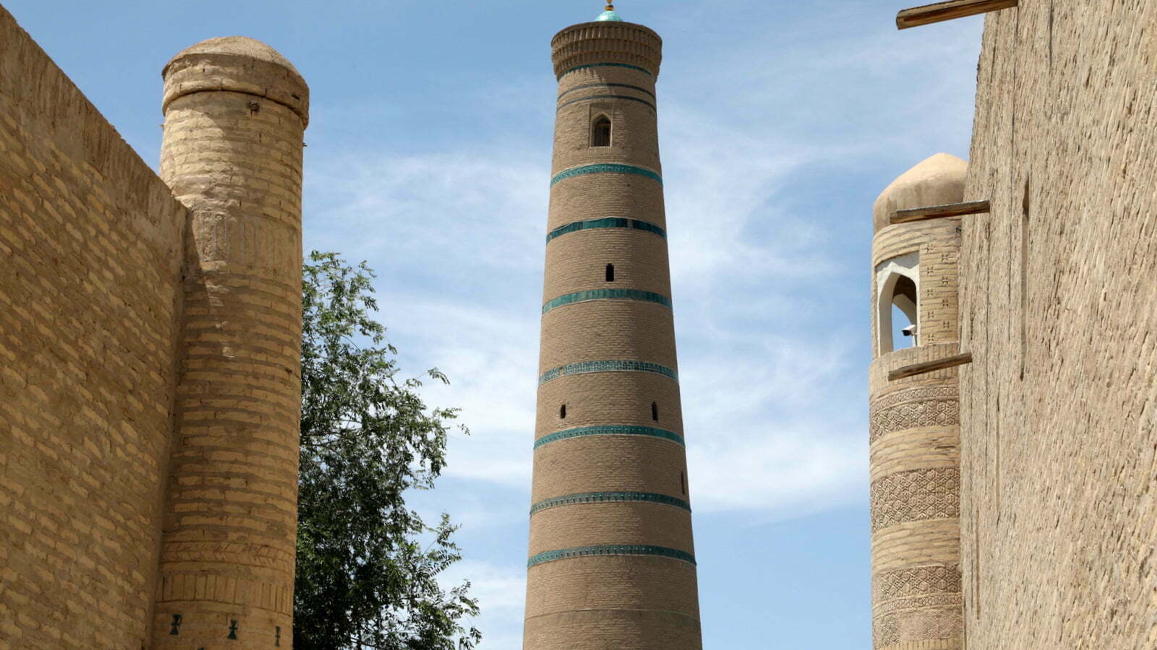 Minarett der Dschuma-Moschee in Chiwa, Usbekistan: Historische Sehenswürdigkeit in der UNESCO-Altstadt Itchan Kala.