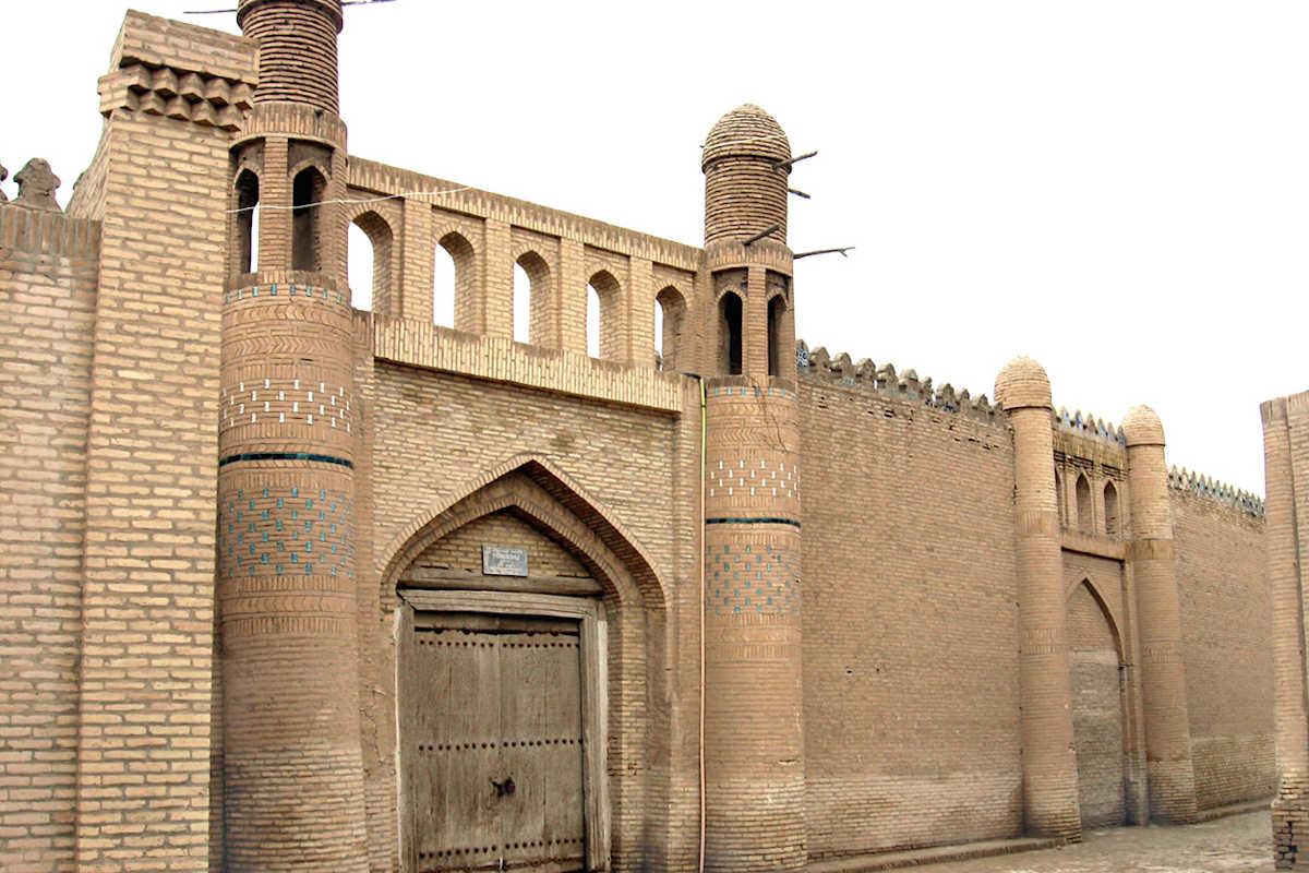 Caravanserraglio Allakulikhan a Khiva, Uzbekistan – Punto di riferimento storico con facciata in mattoni.