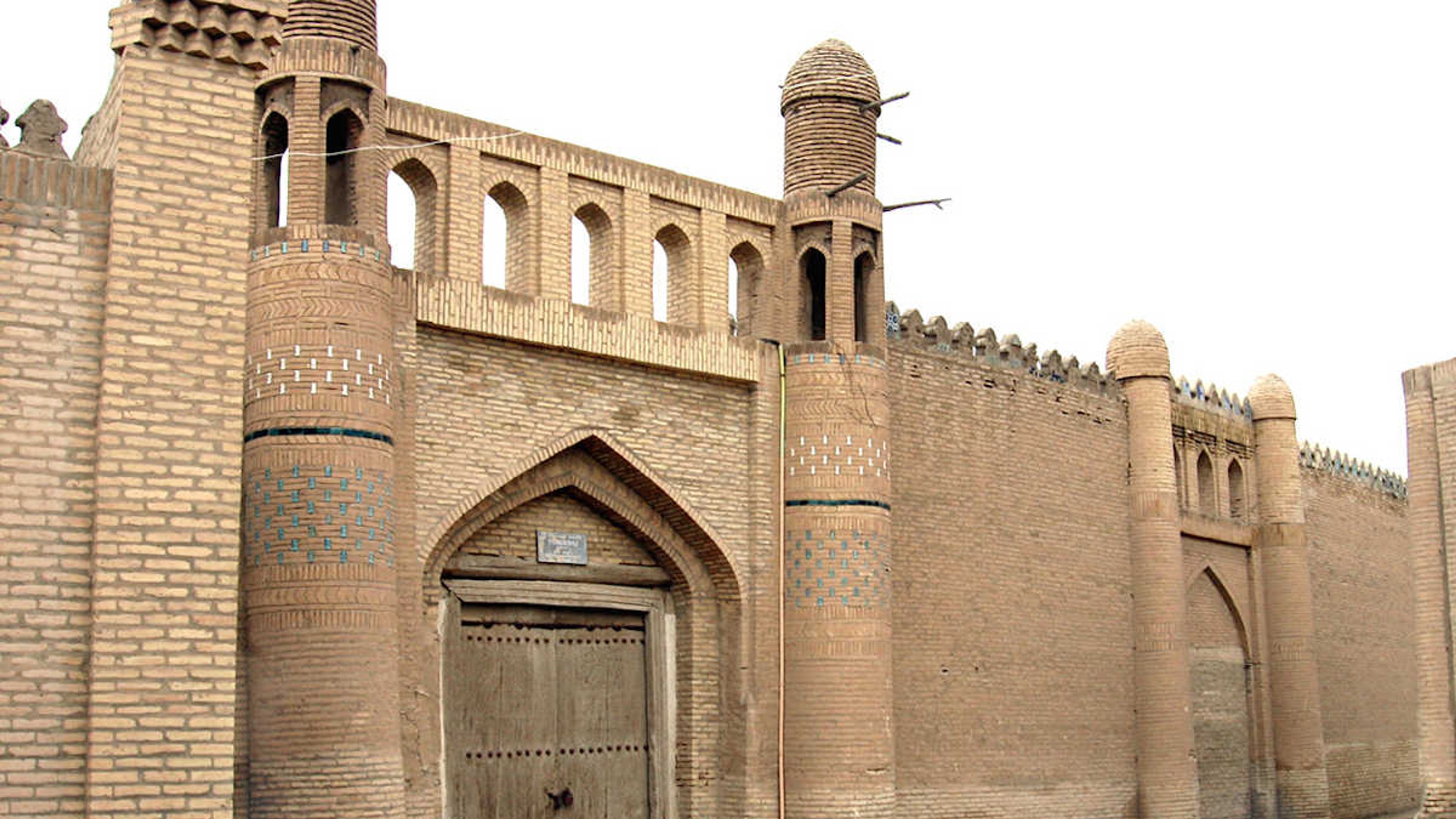 Caravanserraglio Allakulikhan a Khiva, Uzbekistan – Punto di riferimento storico con facciata in mattoni.