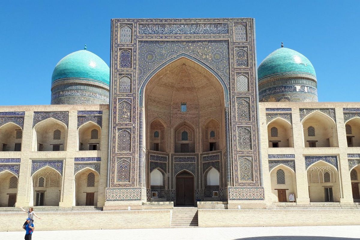 Madrassa Mir-i Arab a Bukhara, Uzbekistan: attrazione turistica con cupole blu e mosaici.