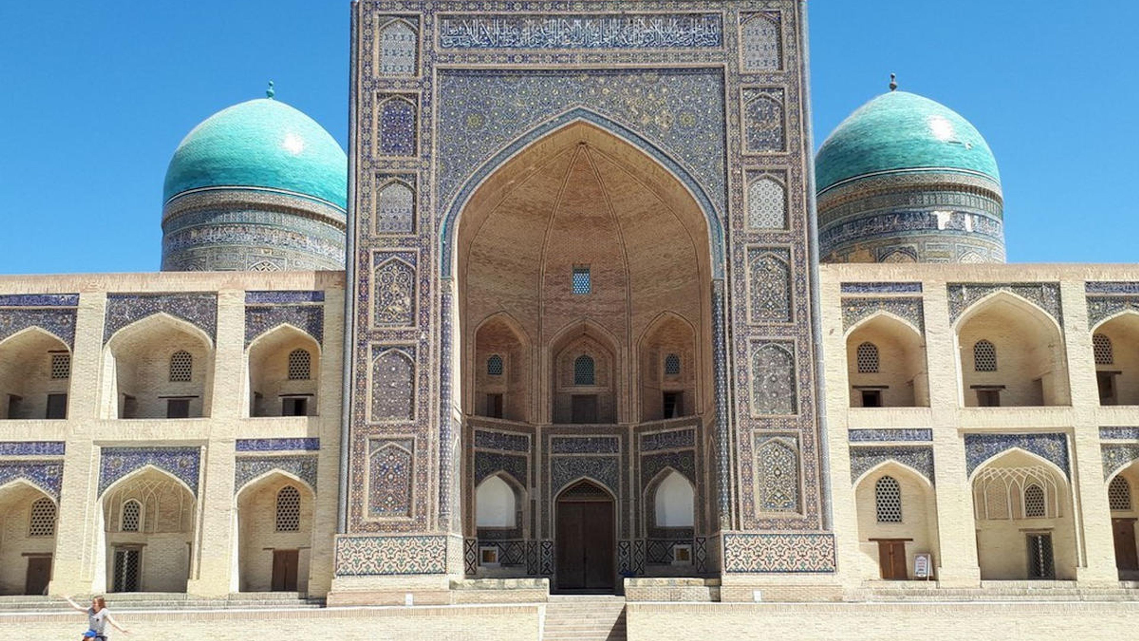 Madrassa Mir-i Arab a Bukhara, Uzbekistan: attrazione turistica con cupole blu e mosaici.