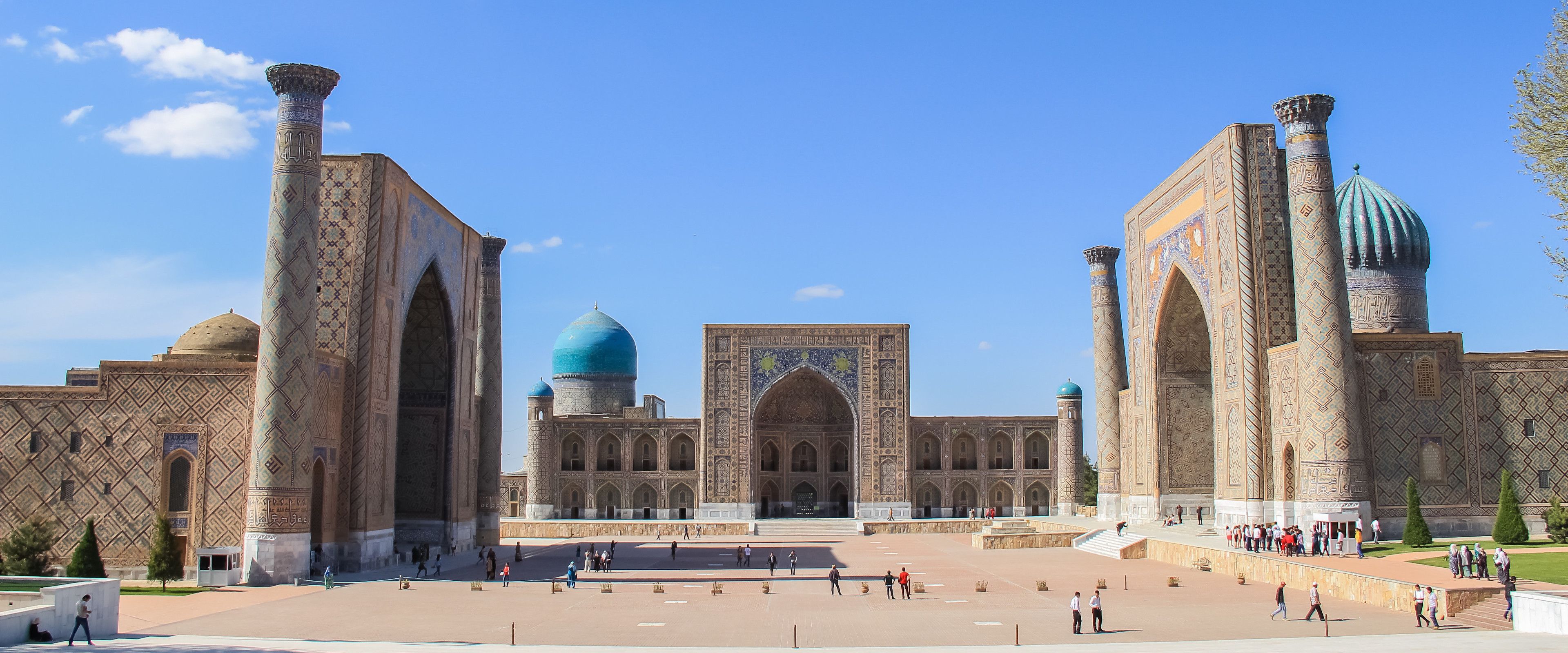 Der historische Registan-Platz in Samarkand in Usbekistan bei Tageslicht.
