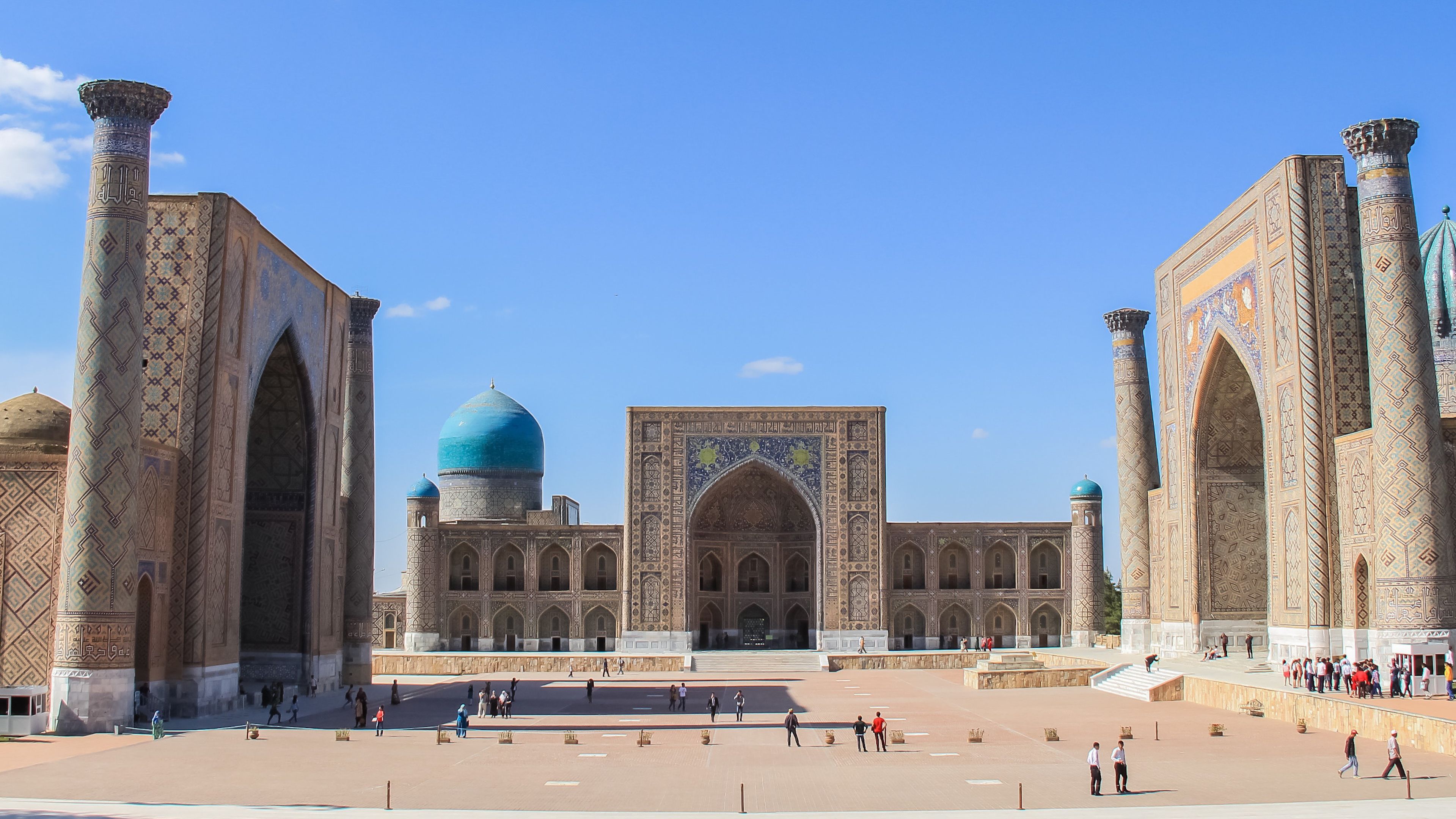 Der historische Registan-Platz in Samarkand in Usbekistan bei Tageslicht.