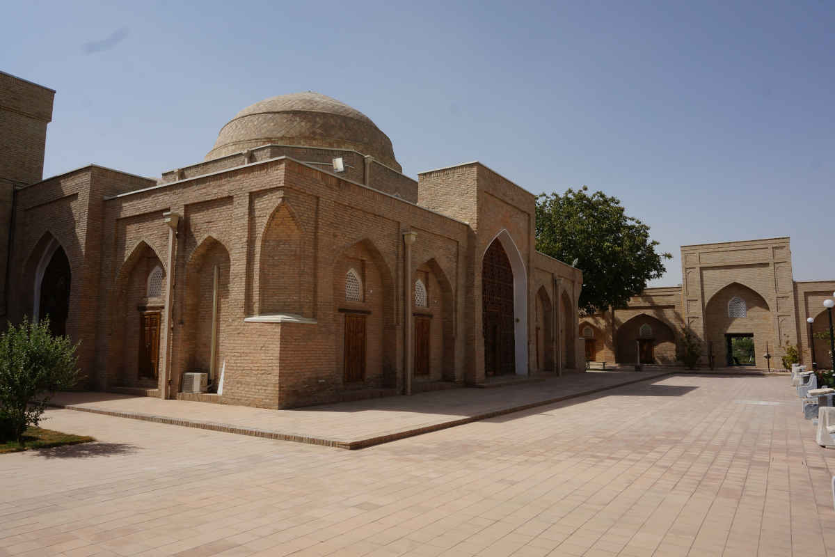 Complexe historique Chubin avec dôme et architecture en briques, attraction à Chakhrab سبز, Ouzbékistan.