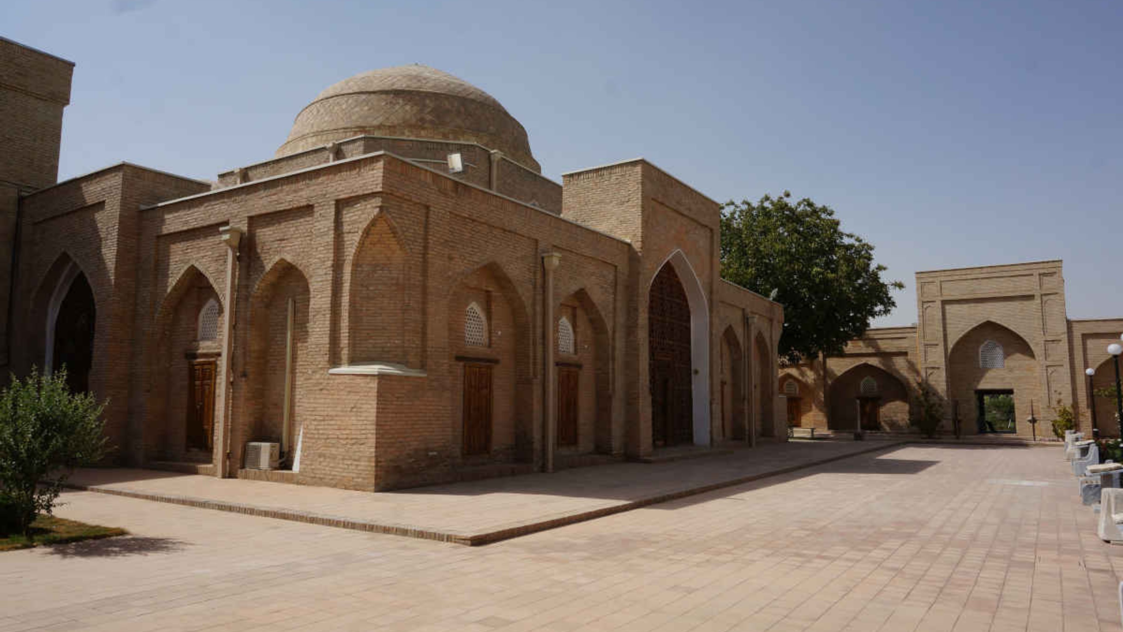 Complexe historique Chubin avec dôme et architecture en briques, attraction à Chakhrab سبز, Ouzbékistan.