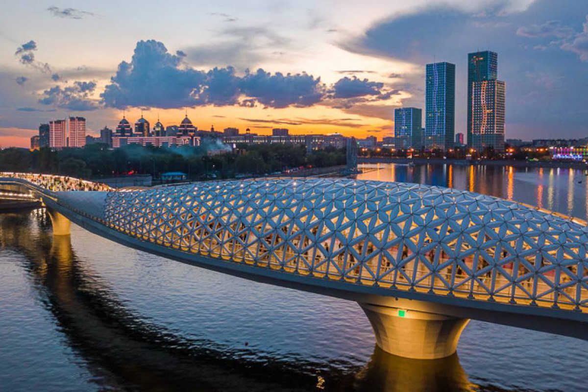 Ponte Atyrau ad Astana al tramonto: la moderna passerella pedonale è una famosa attrazione turistica in Kazakistan.