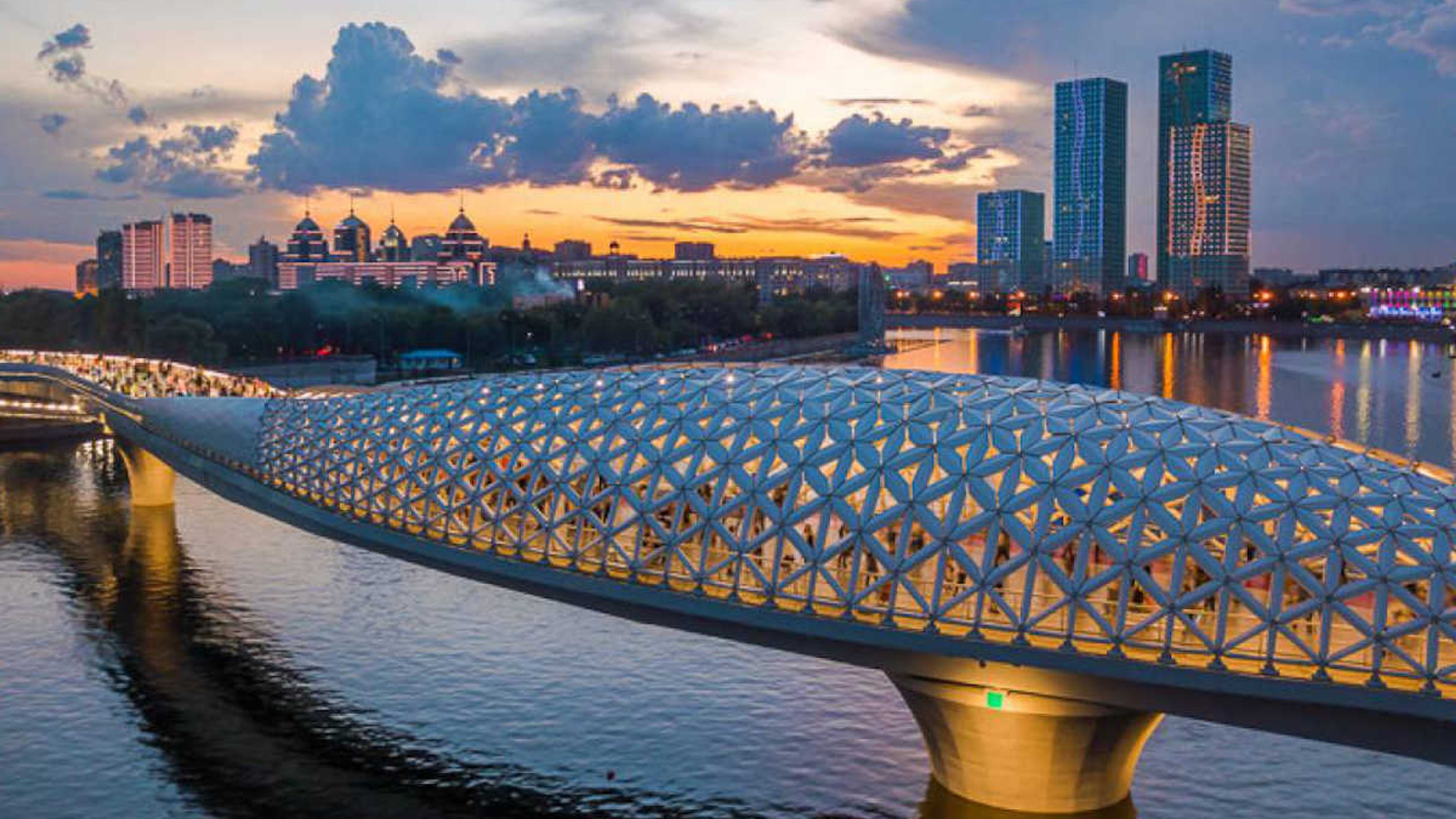 Ponte Atyrau ad Astana al tramonto: la moderna passerella pedonale è una famosa attrazione turistica in Kazakistan.