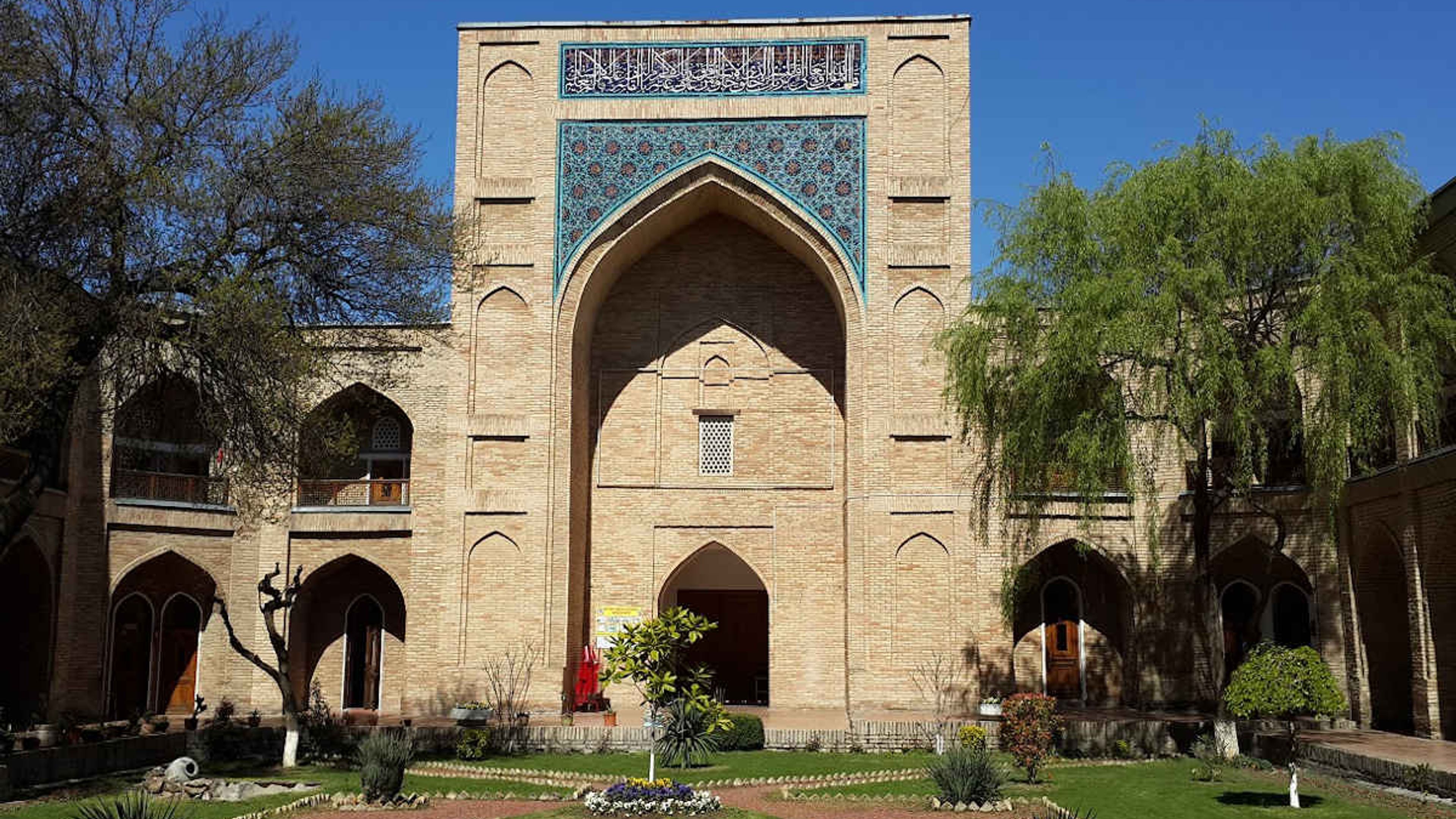 Medrese Kukeldasch in Taschkent, Usbekistan: Historische islamische Architektur als berühmte Sehenswürdigkeit.