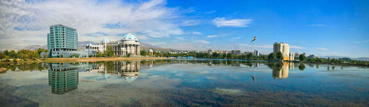 Panorama de Douchanbé avec le Musée national du Tadjikistan et reflet sur le lac lors d'un voyage en Asie centrale.