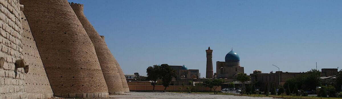 Historische Ark-Festung in Buchara, Usbekistan, mit antiken Mauern und UNESCO-Weltkulturerbe Architektur.