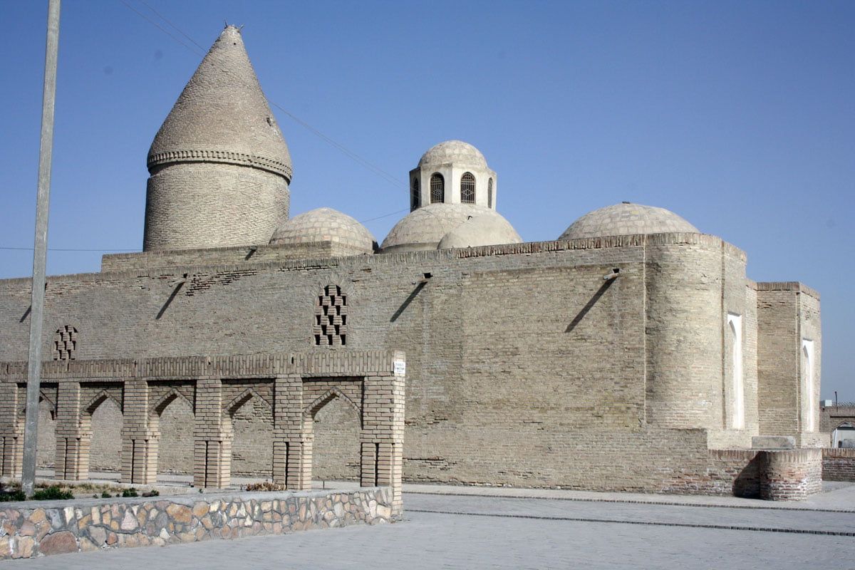 Lo storico mausoleo di Chashma Ayyub a Bukhara, in Uzbekistan, con la sua caratteristica cupola conica.