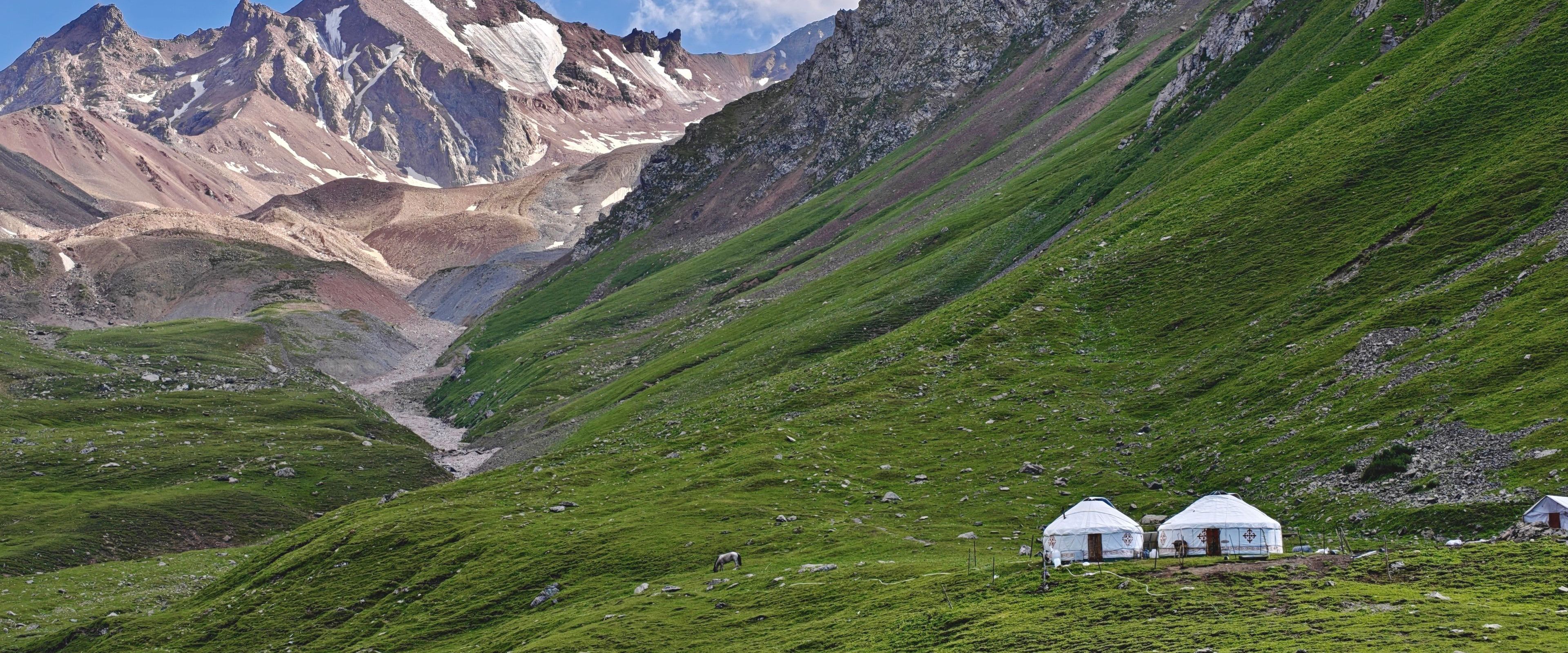 Traditionelle Jurten in den grünen Tälern des Tian-Shan-Gebirges in Kirgisistan.