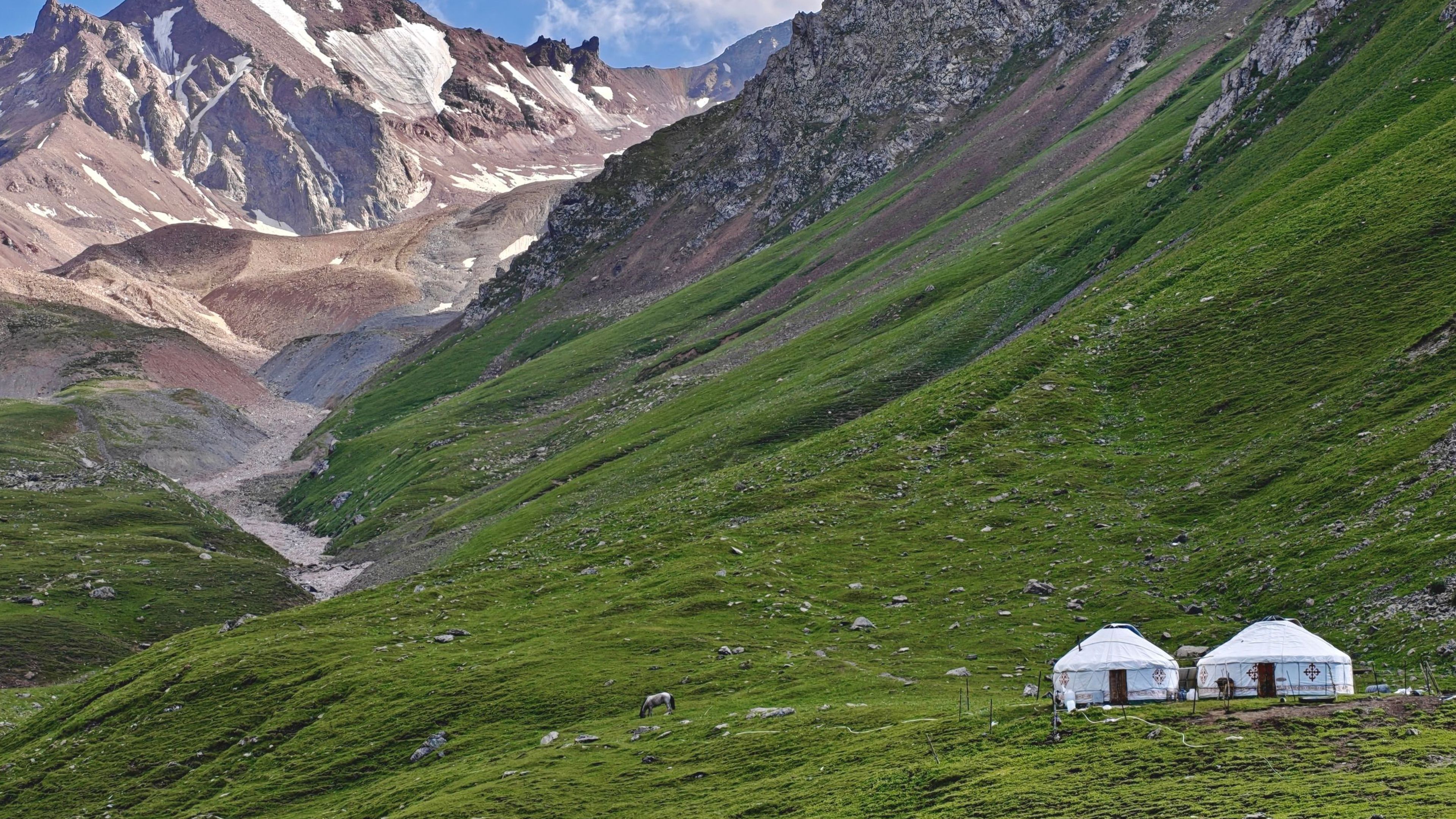 Traditionelle Jurten in den grünen Tälern des Tian-Shan-Gebirges in Kirgisistan.