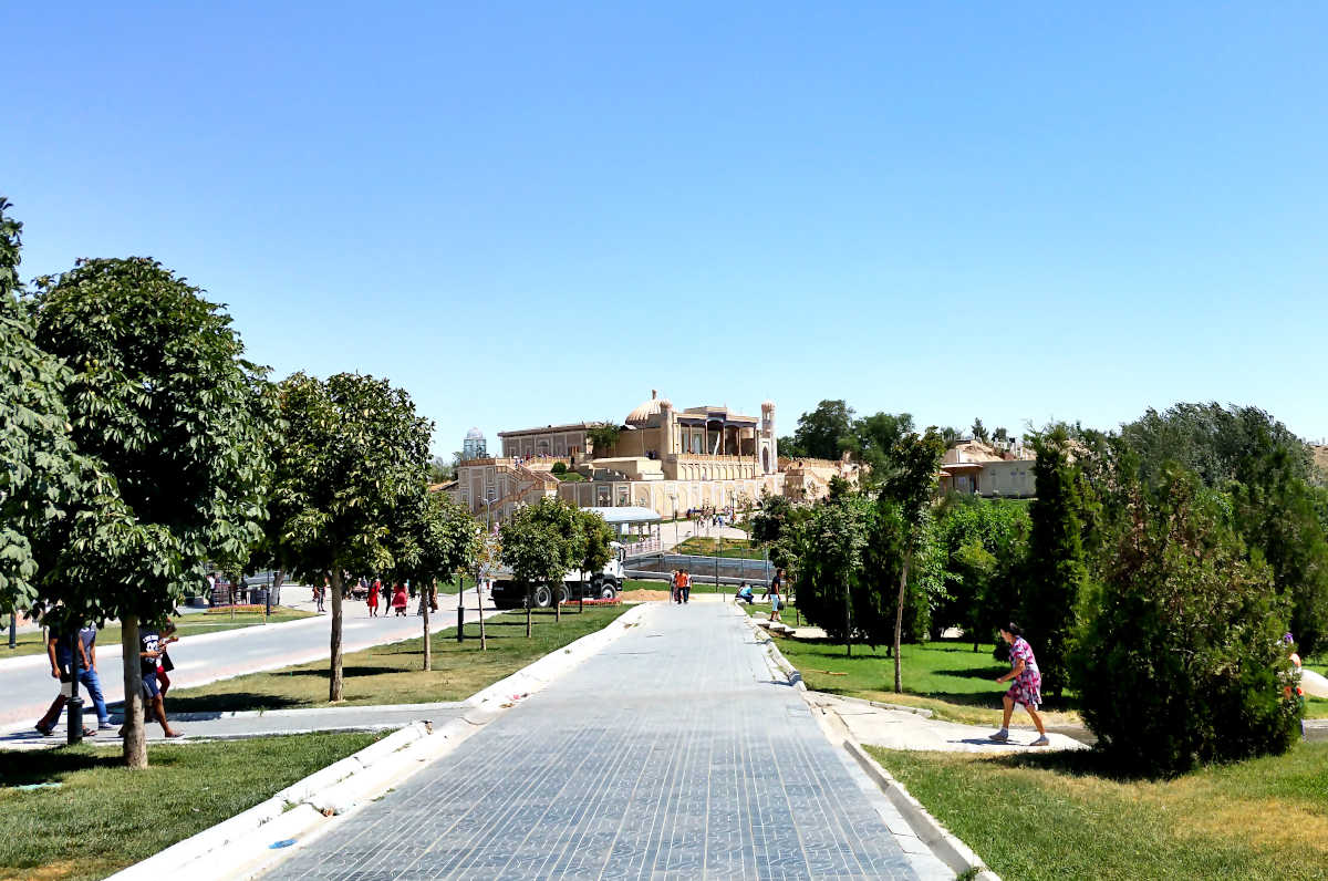 Weg zur historischen Hazrat-Khizr-Moschee in Samarkand, Usbekistan, einer bekannten UNESCO-Sehenswürdigkeit.