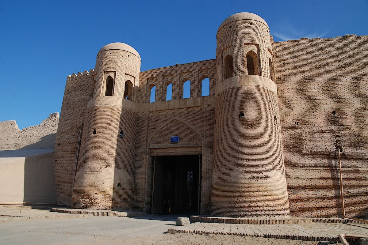 Das historische Tash Darwoza Tor in der UNESCO-Altstadt von Chiwa, Usbekistan.