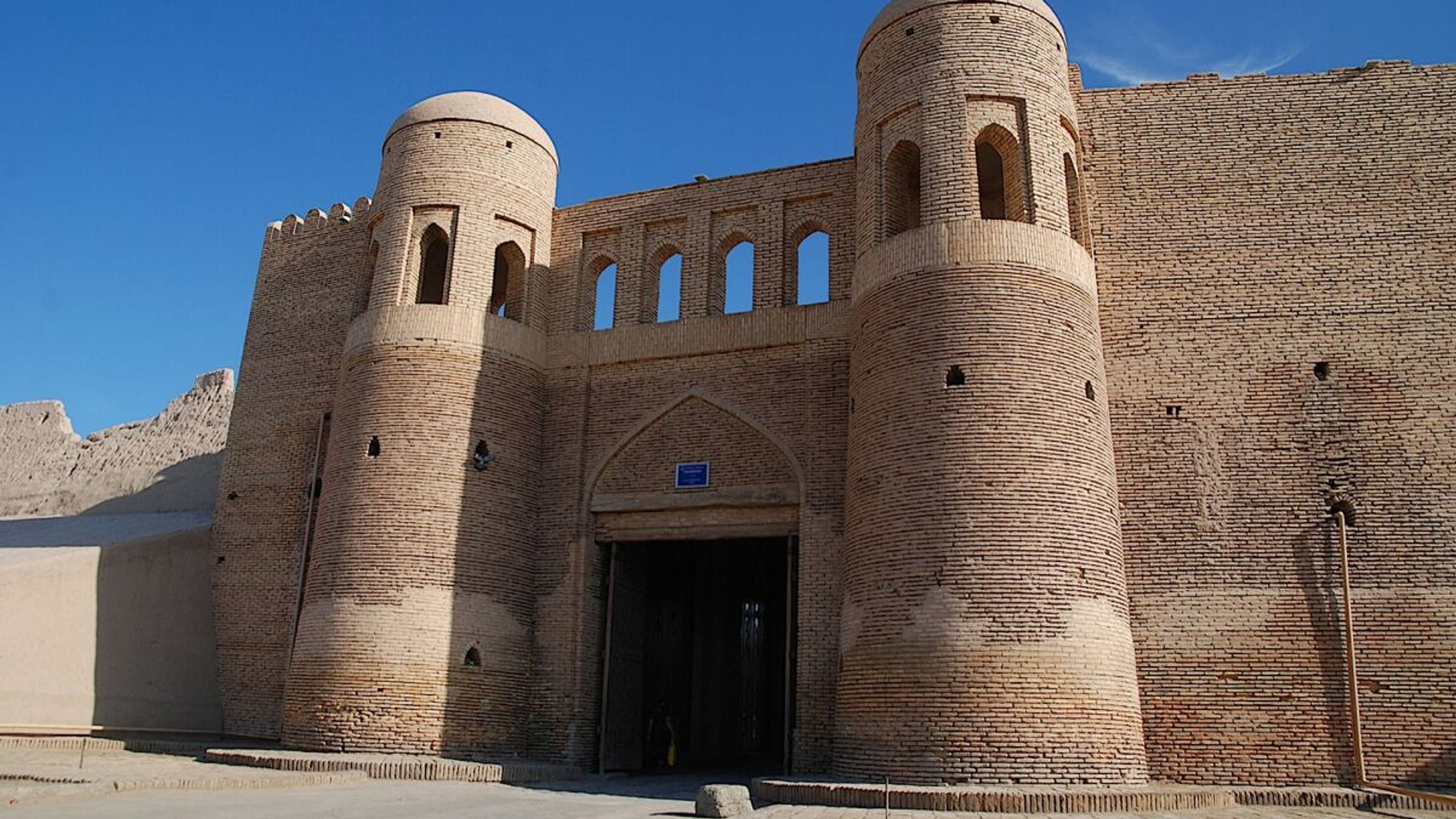 Das historische Tash Darwoza Tor in der UNESCO-Altstadt von Chiwa, Usbekistan.