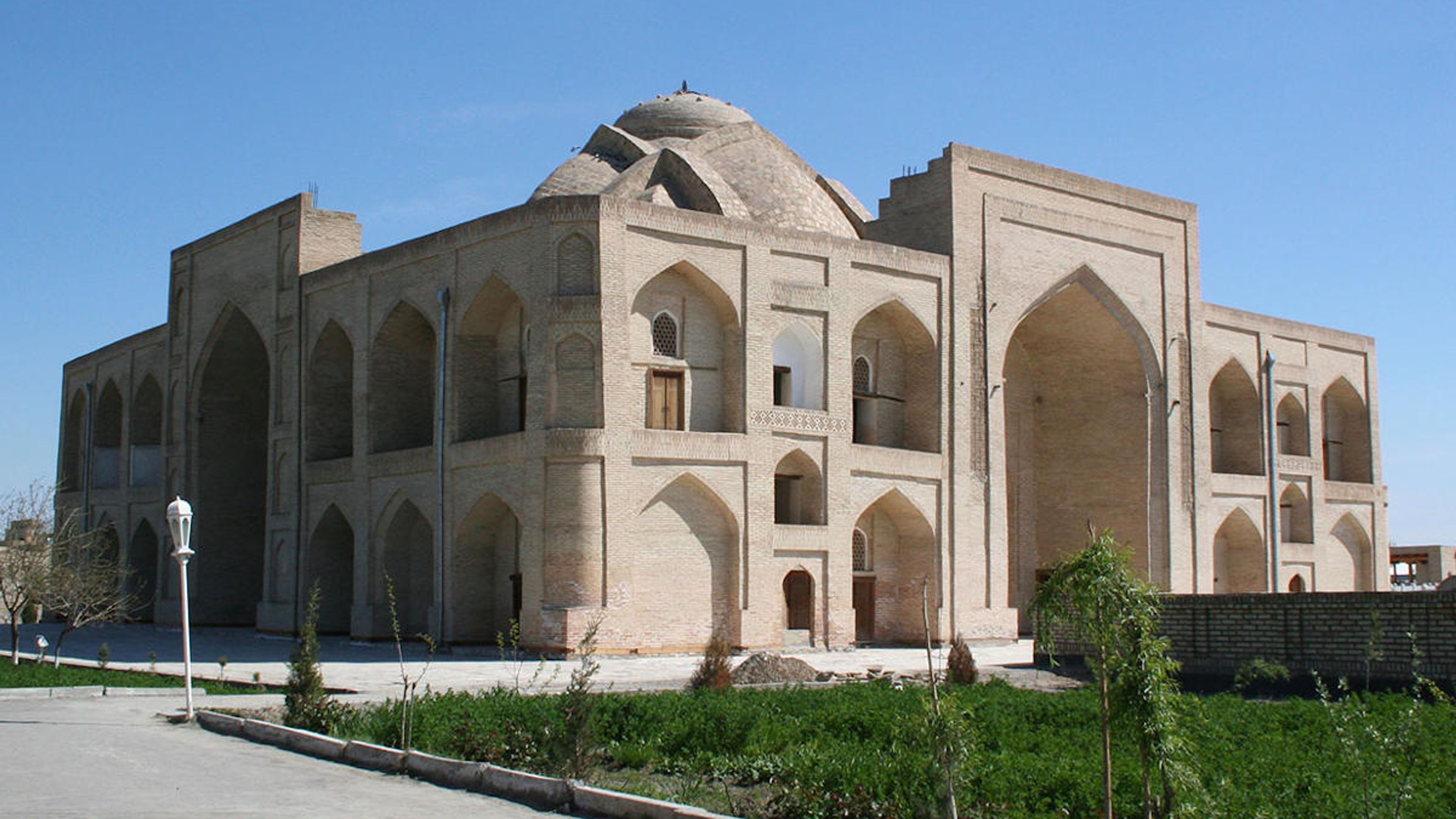 Bahauddin Naqshbandi Komplex in Buchara, Usbekistan: Historische Sehenswürdigkeit mit Kuppel und traditioneller Architektur.