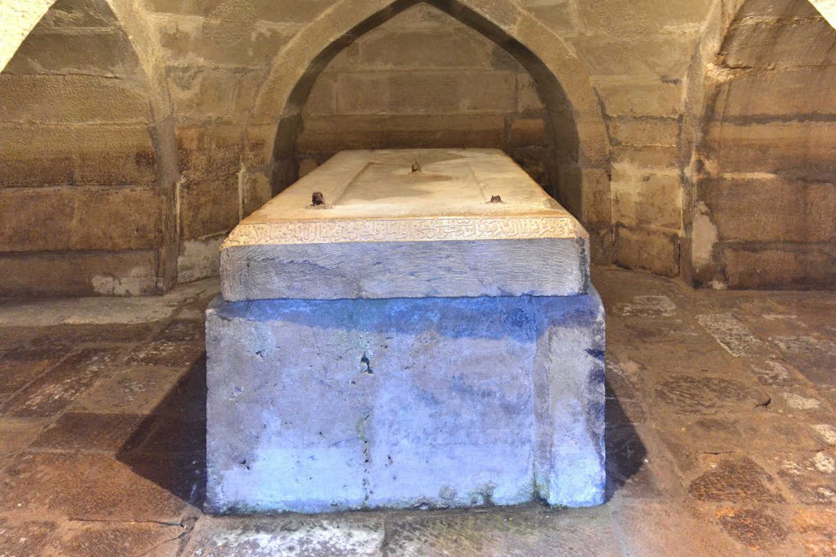 Sarcofago di pietra nella cripta sotterranea di Amir Temur a Shahrisabz, Uzbekistan.