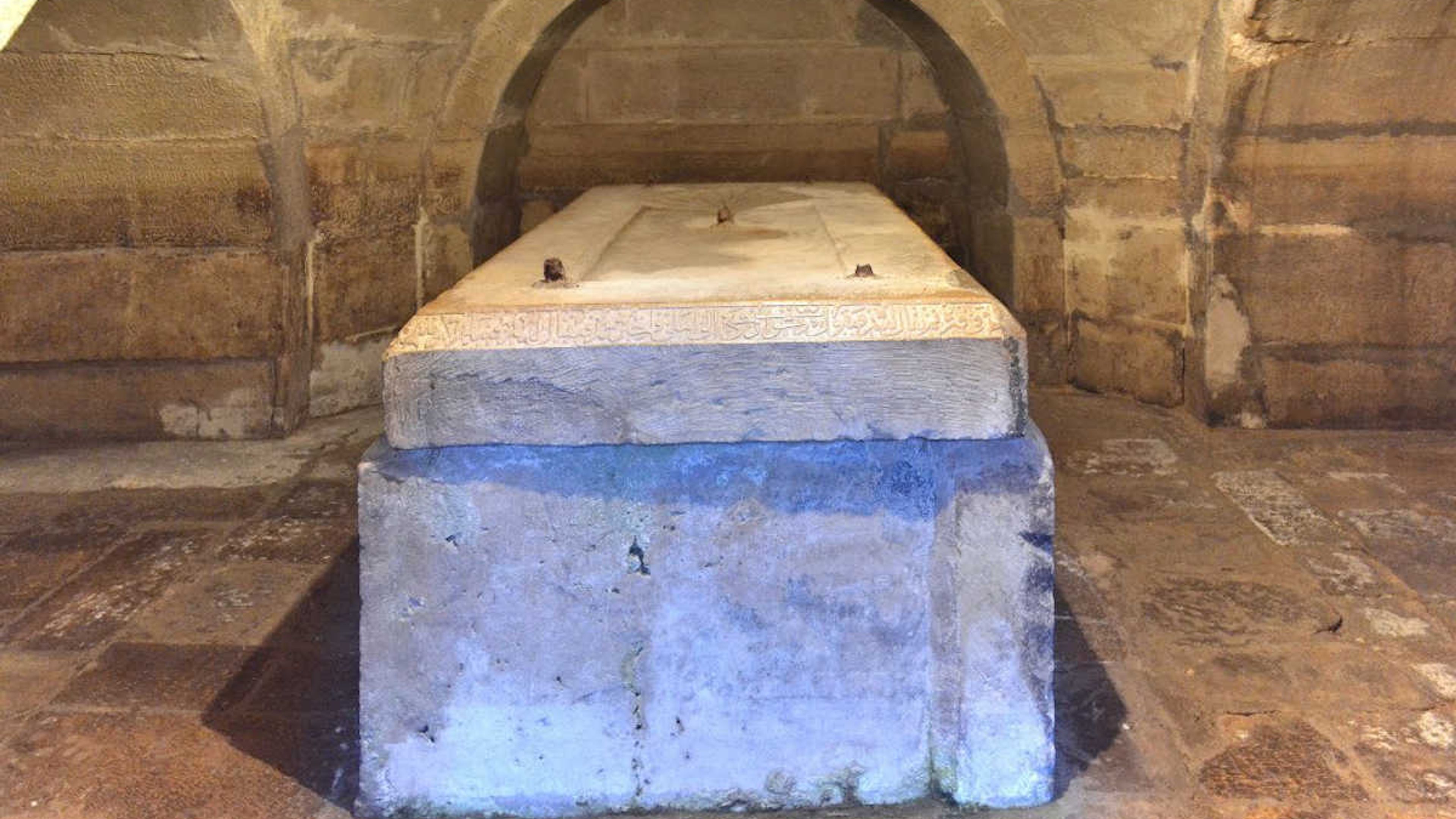 Sarcofago di pietra nella cripta sotterranea di Amir Temur a Shahrisabz, Uzbekistan.