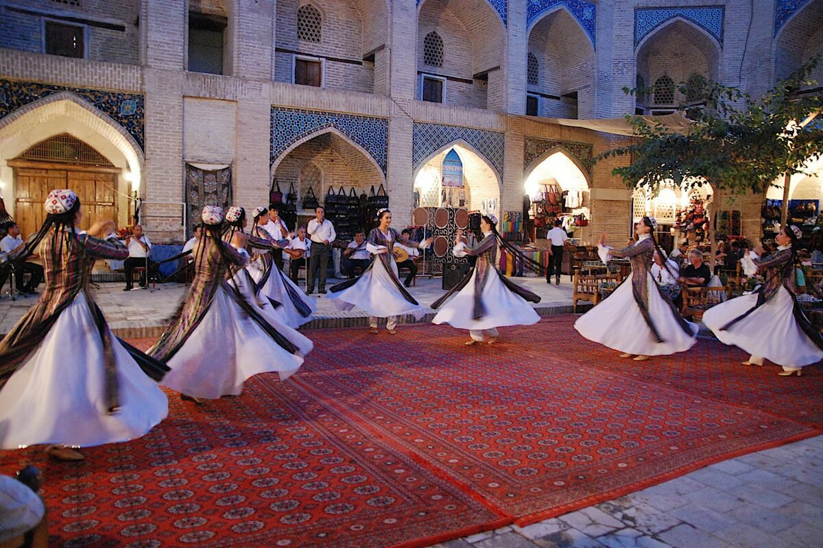 Danse traditionnelle ouzbèke dans la madrasa UNESCO de Boukhara lors d'une fête en Ouzbékistan.