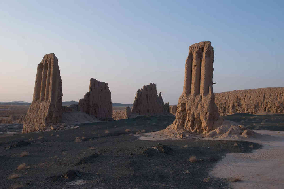 Antiche rovine in argilla della fortezza di Janpik Kala nel Karakalpakstan, Uzbekistan.