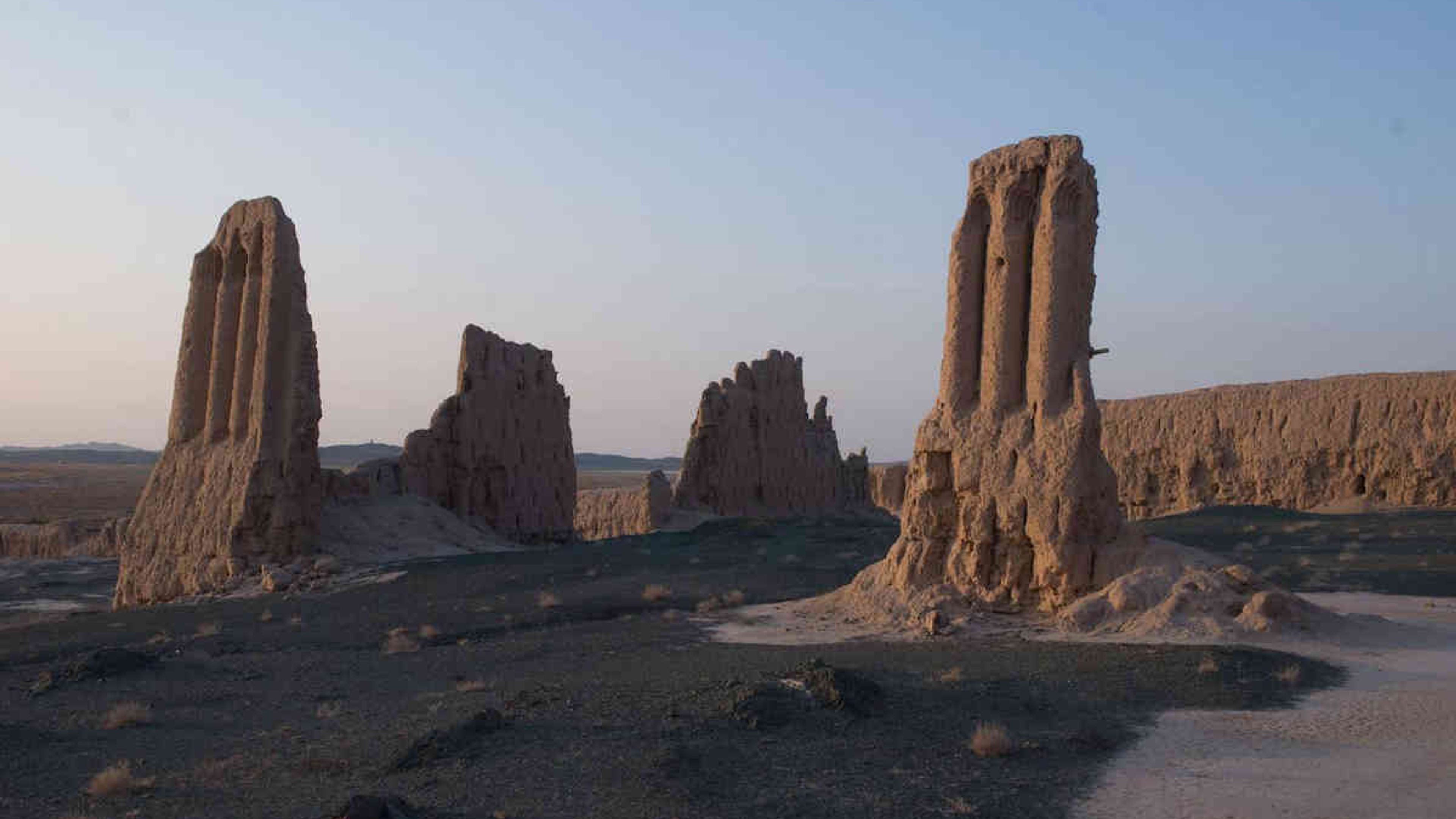 Antiche rovine in argilla della fortezza di Janpik Kala nel Karakalpakstan, Uzbekistan.