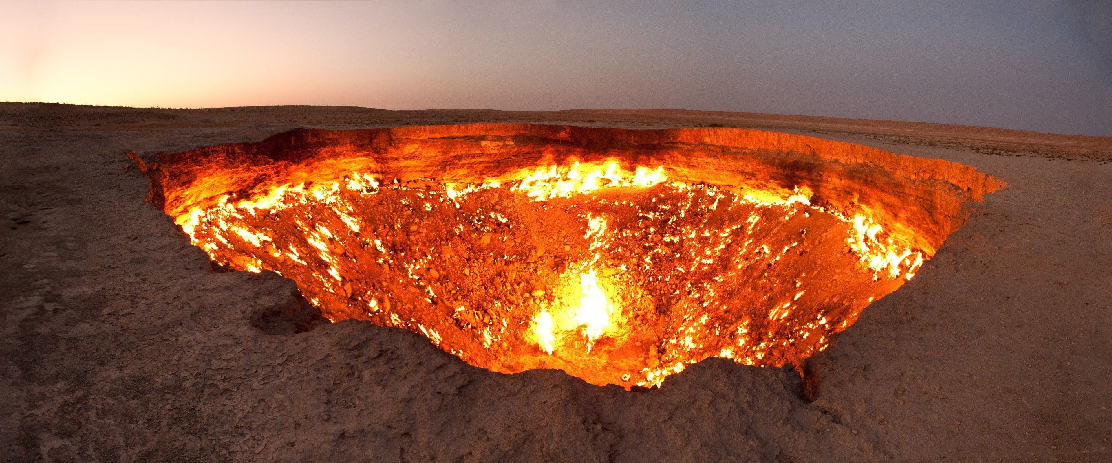 Brennender Gaskrater von Darvaza in der Karakum-Wüste in Turkmenistan.