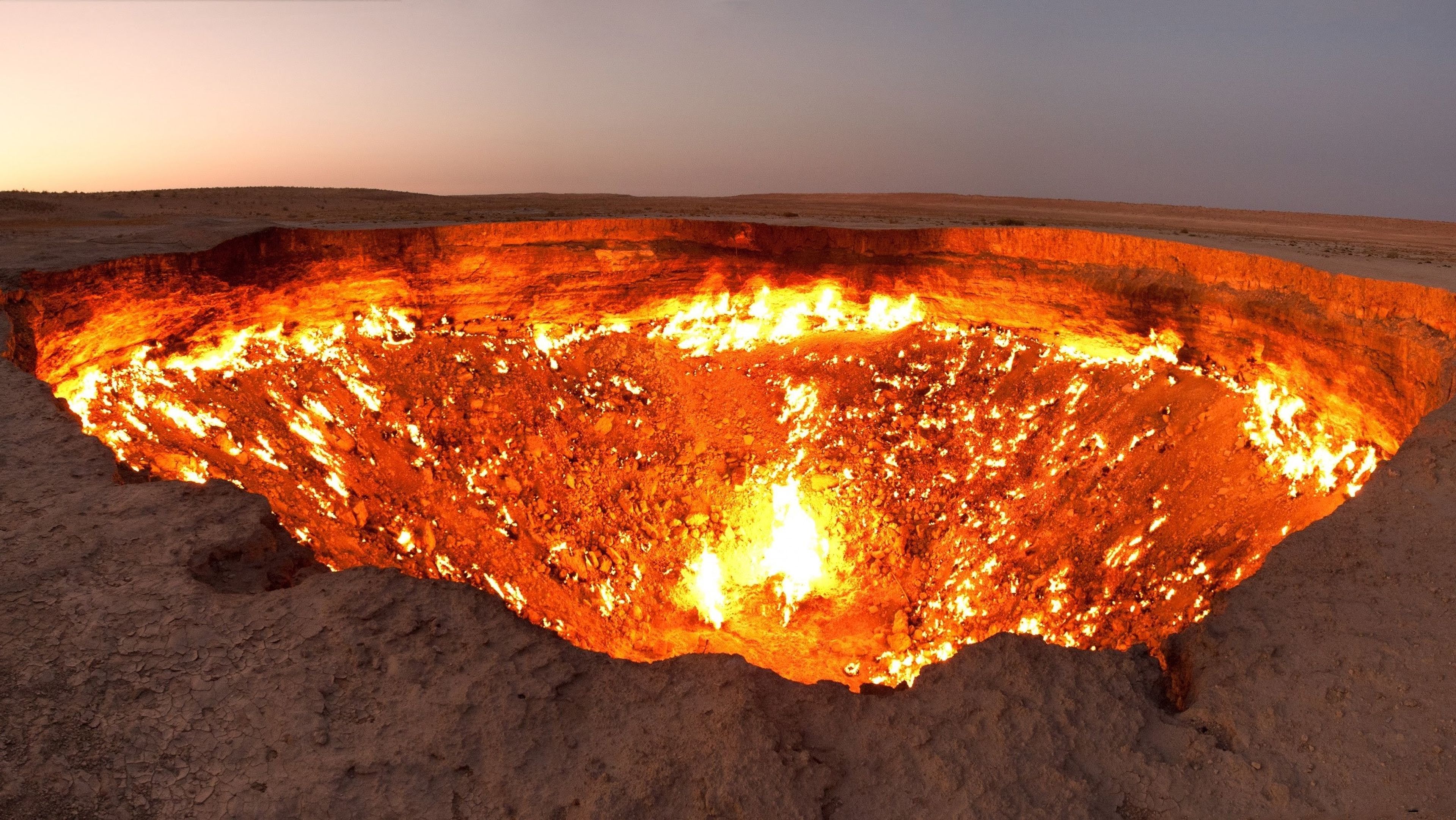 Brennender Gaskrater von Darvaza in der Karakum-Wüste in Turkmenistan.