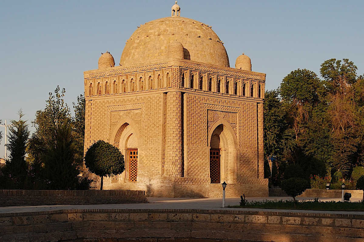 Le mausolée historique des Samanides à Boukhara, Ouzbékistan, un site UNESCO avec des motifs de briques complexes.