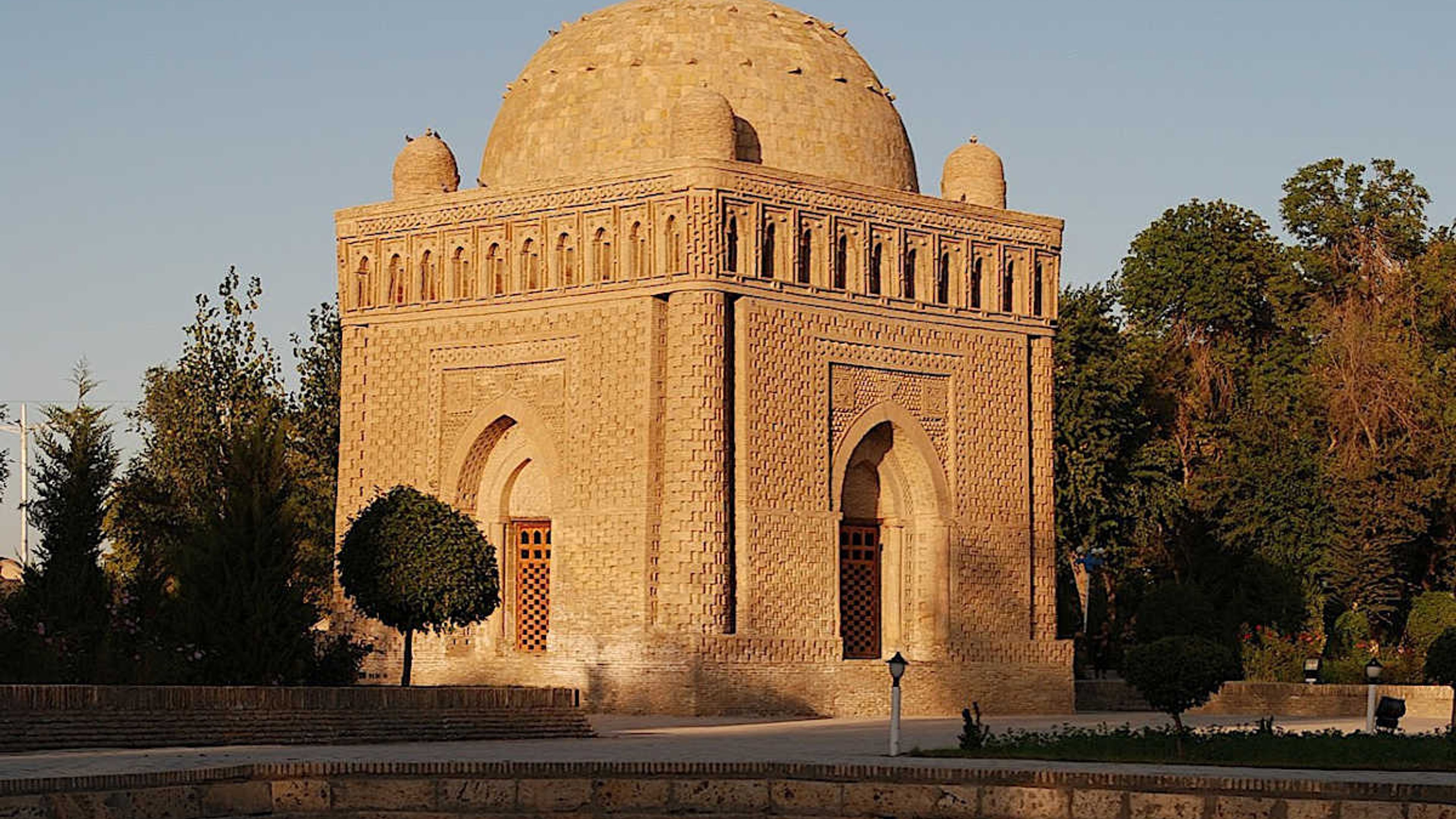 Le mausolée historique des Samanides à Boukhara, Ouzbékistan, un site UNESCO avec des motifs de briques complexes.