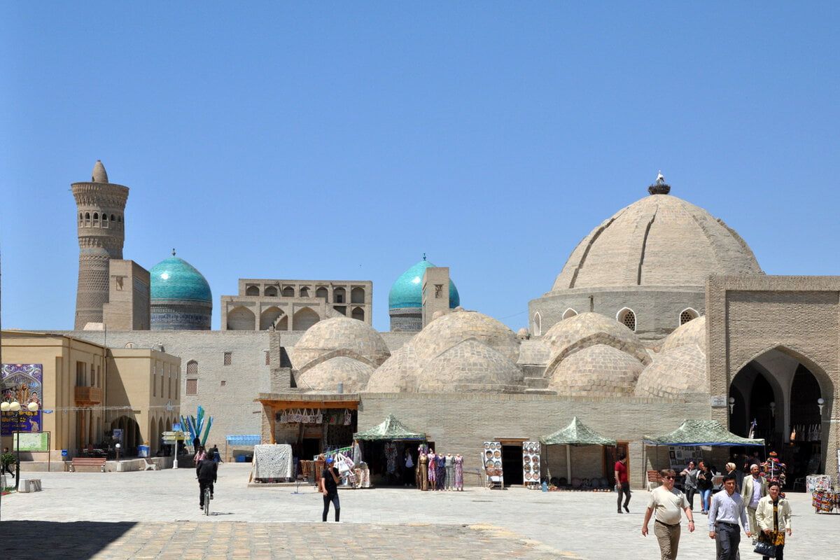 Bazar historique Toqi Telpak Furuschon à Boukhara, Ouzbékistan, avec ses dômes et son minaret, site UNESCO.