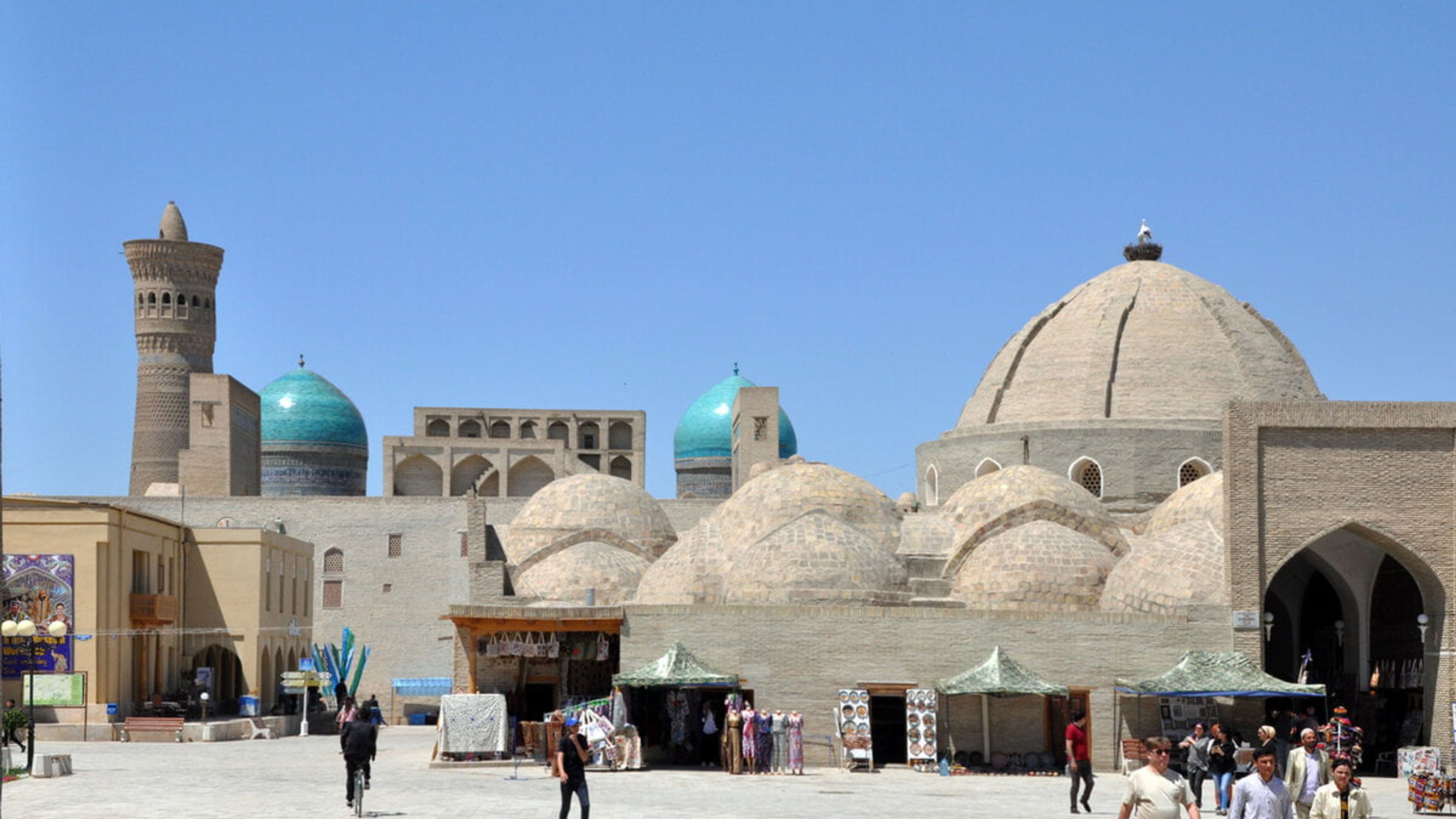 Bazar historique Toqi Telpak Furuschon à Boukhara, Ouzbékistan, avec ses dômes et son minaret, site UNESCO.