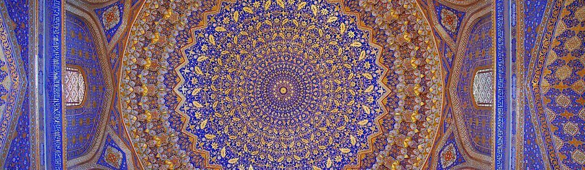 Cupola a mosaico blu e oro di una storica madrasa a Samarcanda, Uzbekistan, patrimonio UNESCO in Asia Centrale.