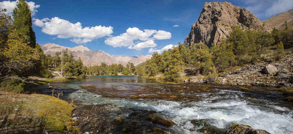 Flusslandschaft in den Fann-Bergen bei Pandschakent, Tadschikistan, mit klarem Wasser und Bergen.