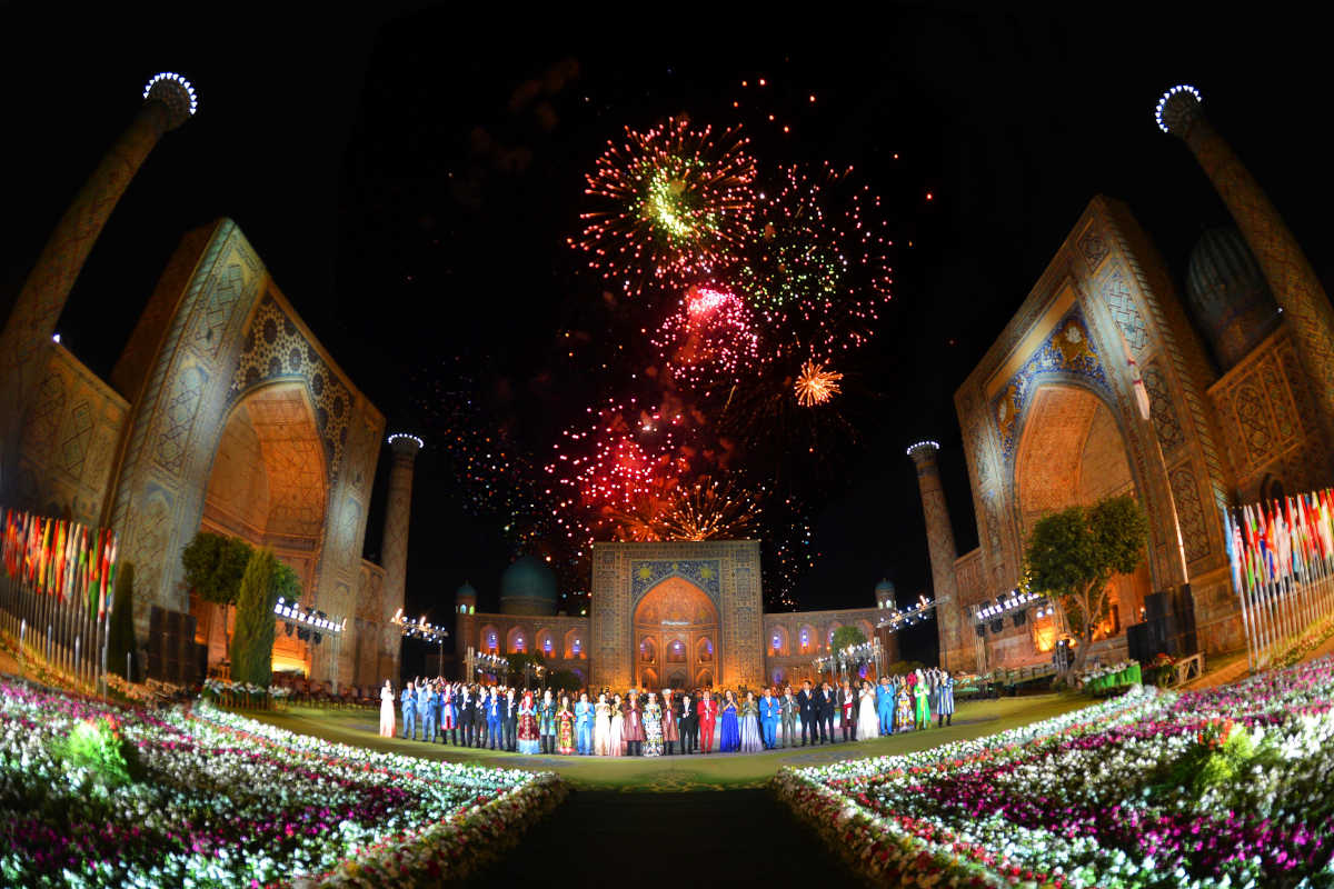 Feu d'artifice sur la place du Registan à Samarcande lors du festival de musique Sharq Taronalari.