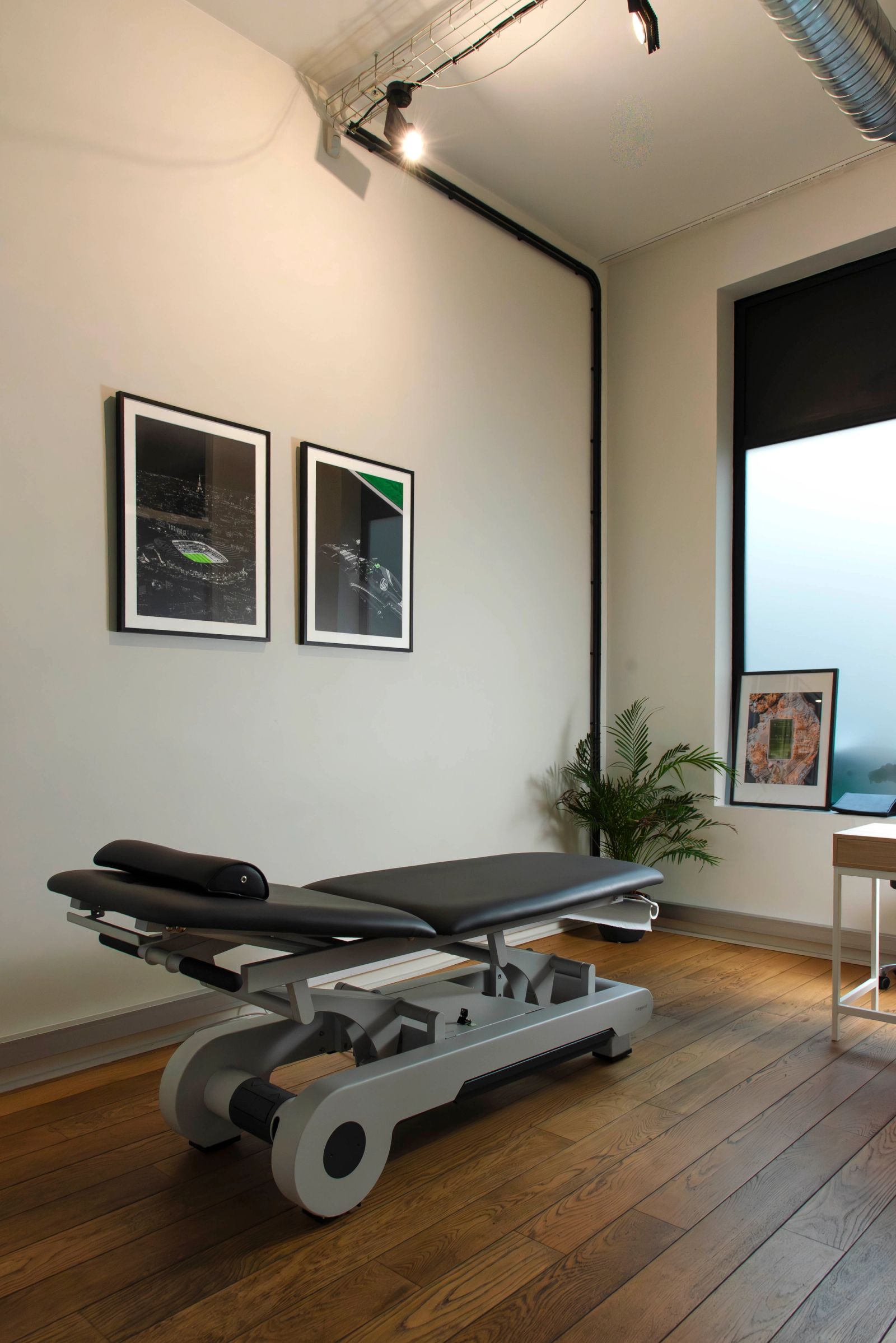 Praticien CORE réalisant un bilan dans une salle de soins