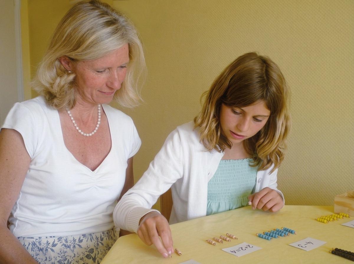 Gabriele Bänziger rechnet mit einem Mädchen an Perlenketten