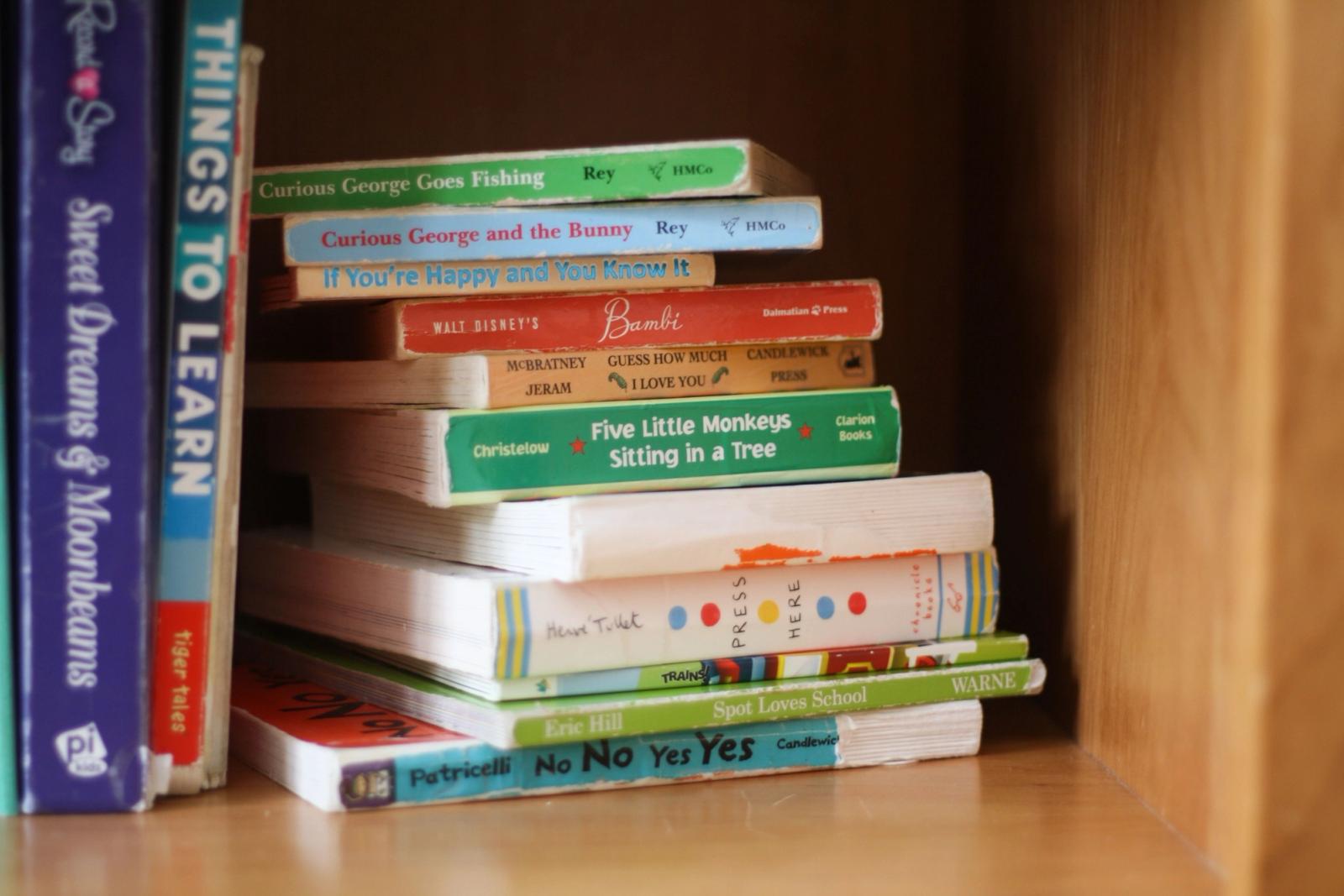 Kinderbücher in einem Regal