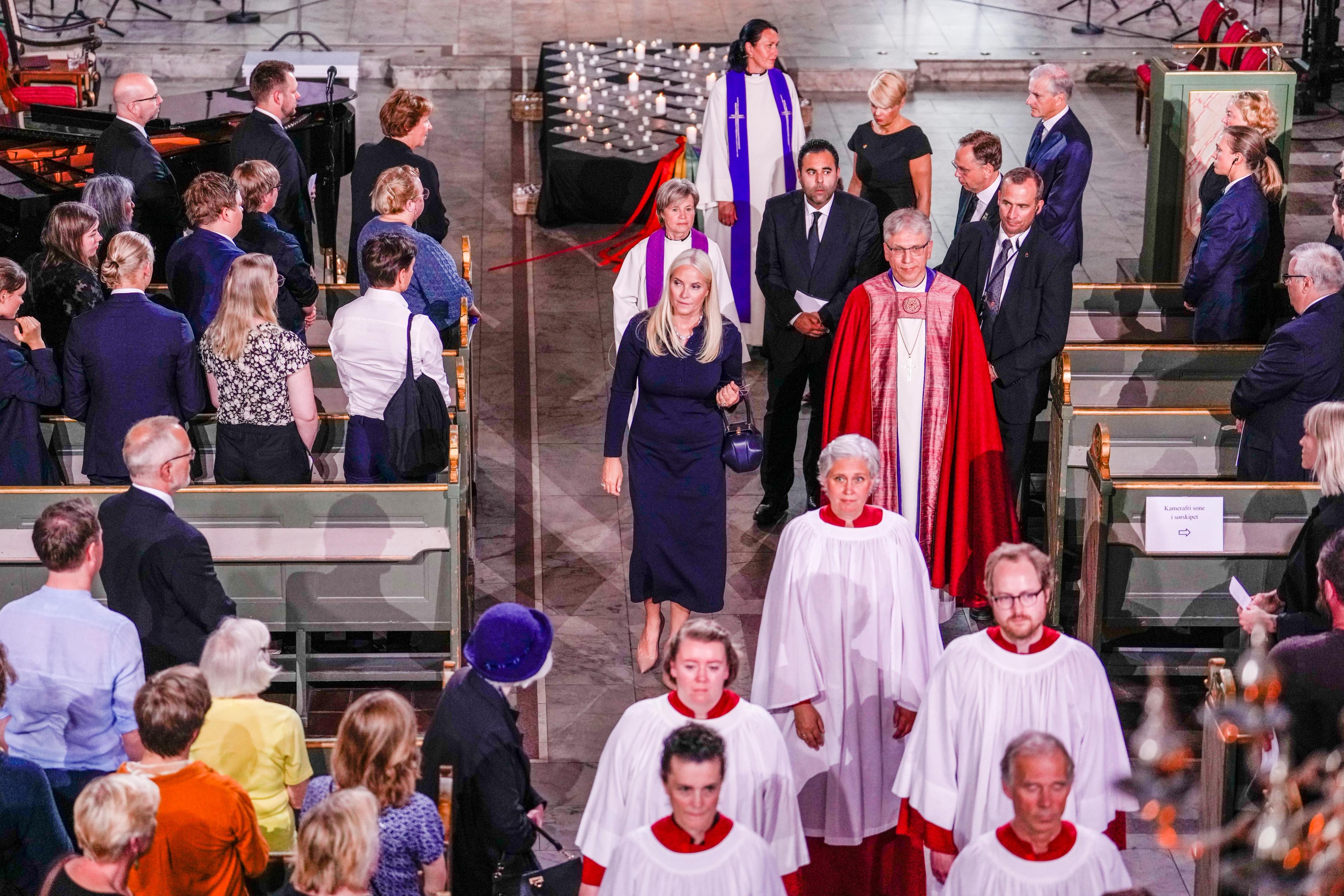 Domkirken i Oslo, domkoret går ut fulgt av preses, kronprinsesse Mette Marit og flere andre.