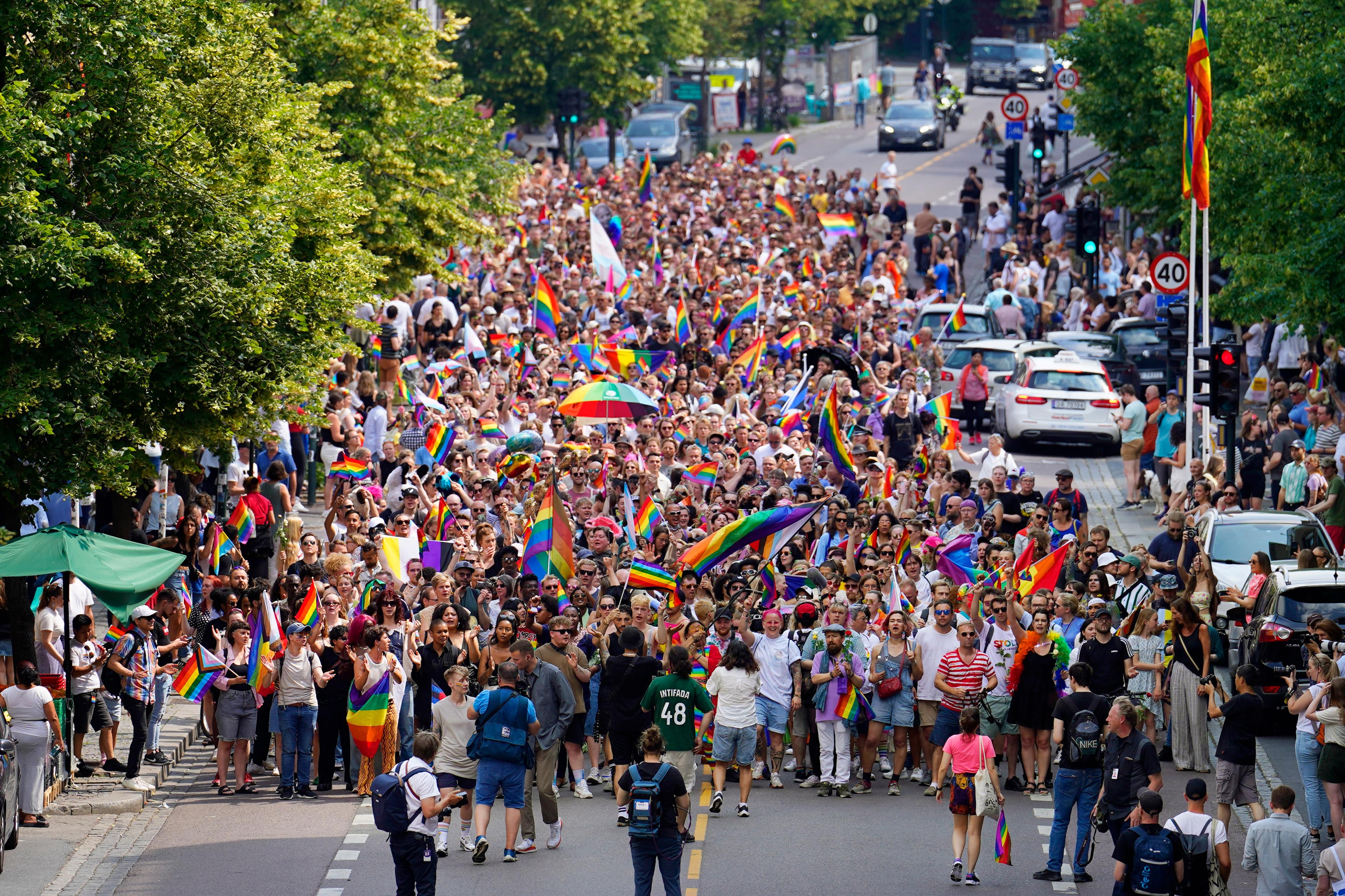 Flere hundre mennesker marsjerer med pride-flagg i Oslo