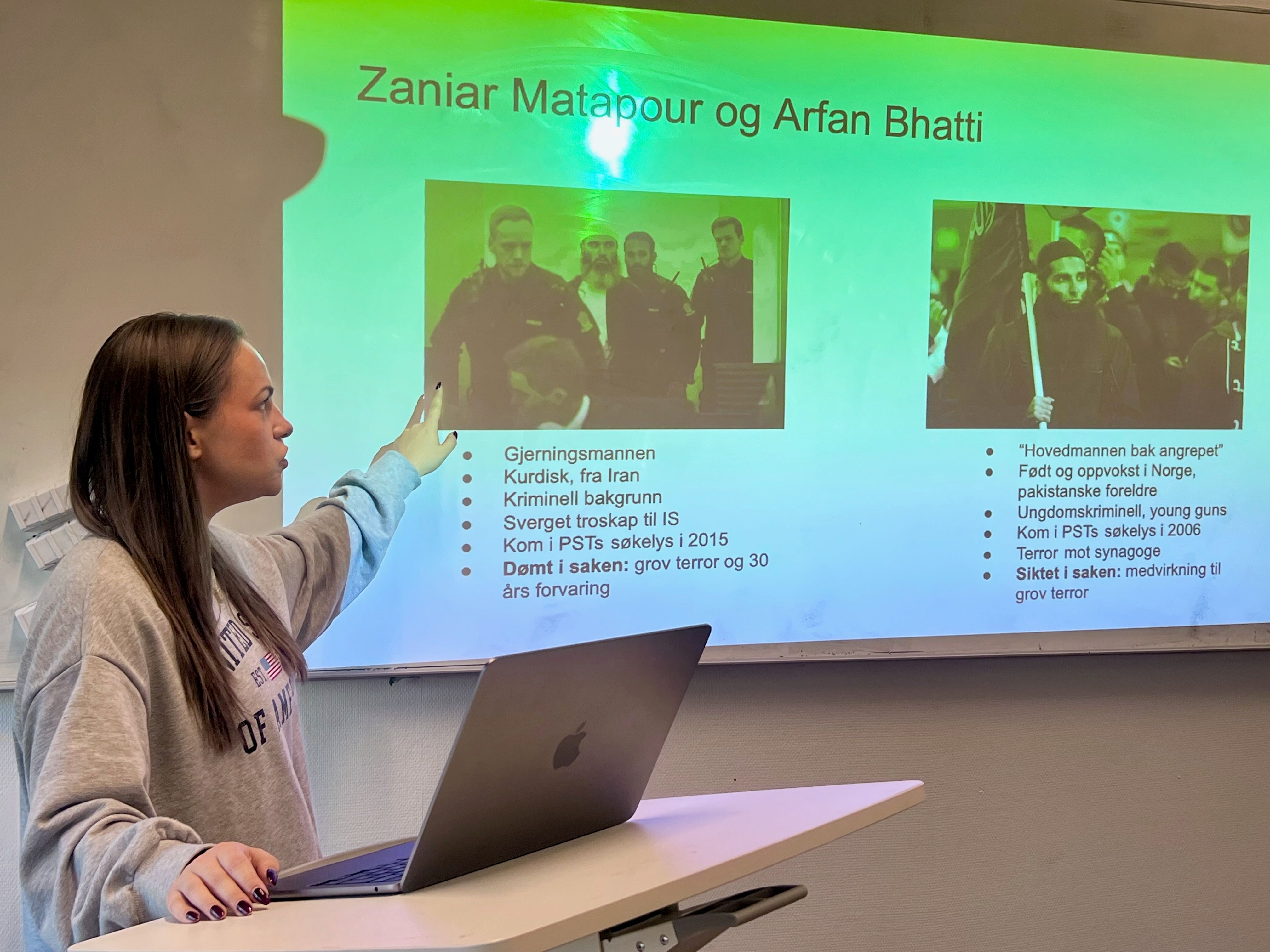 En lærer viser frem en powerpoint i et klasserom