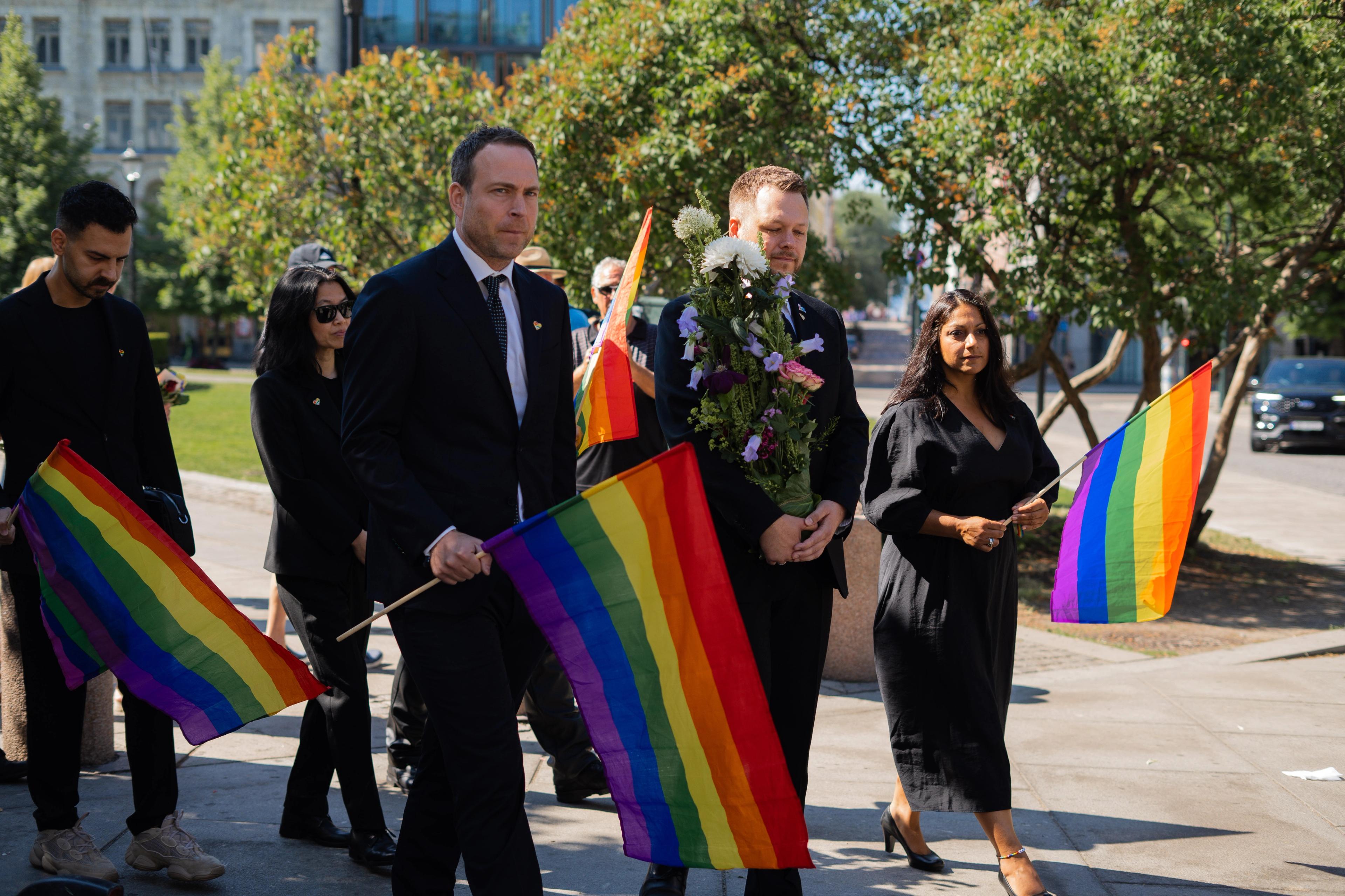 Ledere for de skeive organisasjonene går kledt i svart med regnbueflagg.