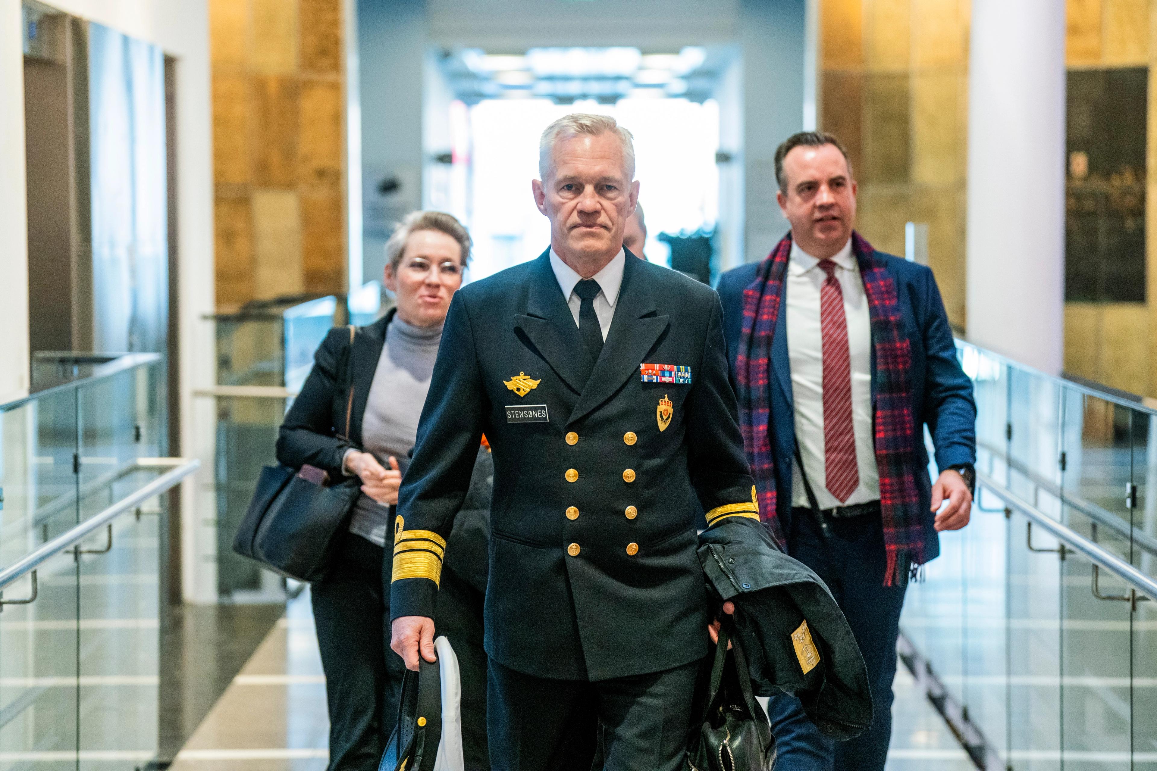 Viseadmiral Nils-Andreas Stensønes på vei inn i Oslo tingrett. Han har på seg uniform og går sammen med to rådgivere.