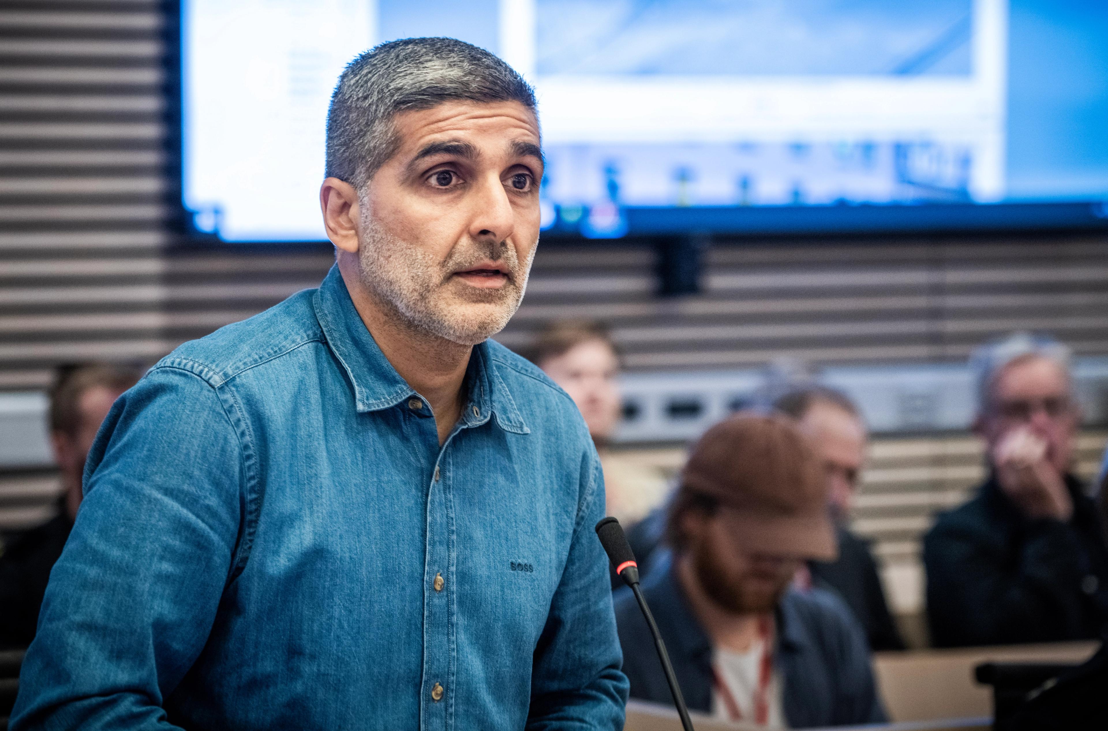 Arfan Bhatti foran tilhørere i sal 250 i Oslo tingrett.