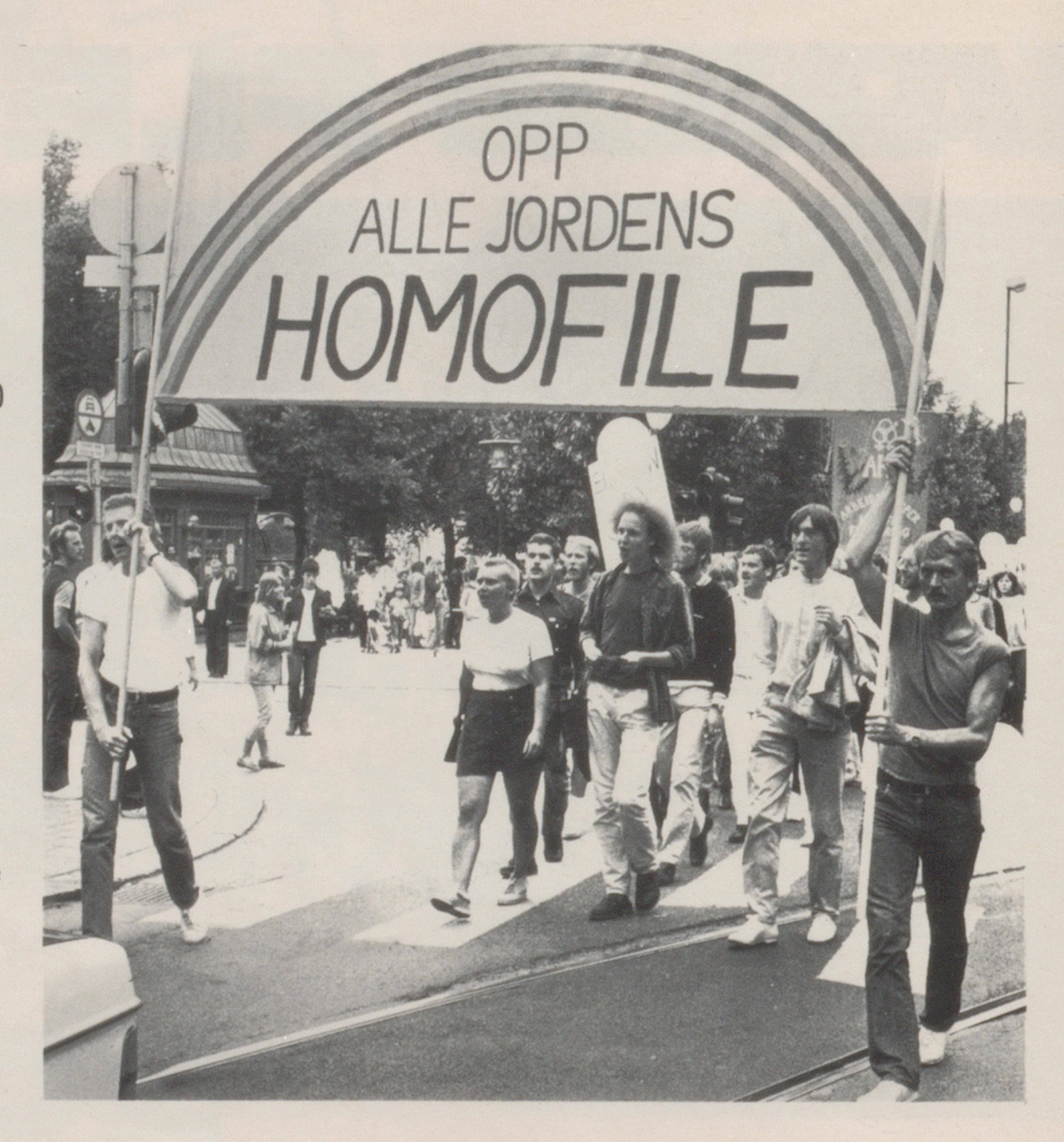 Demonstranter bærer en parole med slagordet «Opp alle jordens homofile»