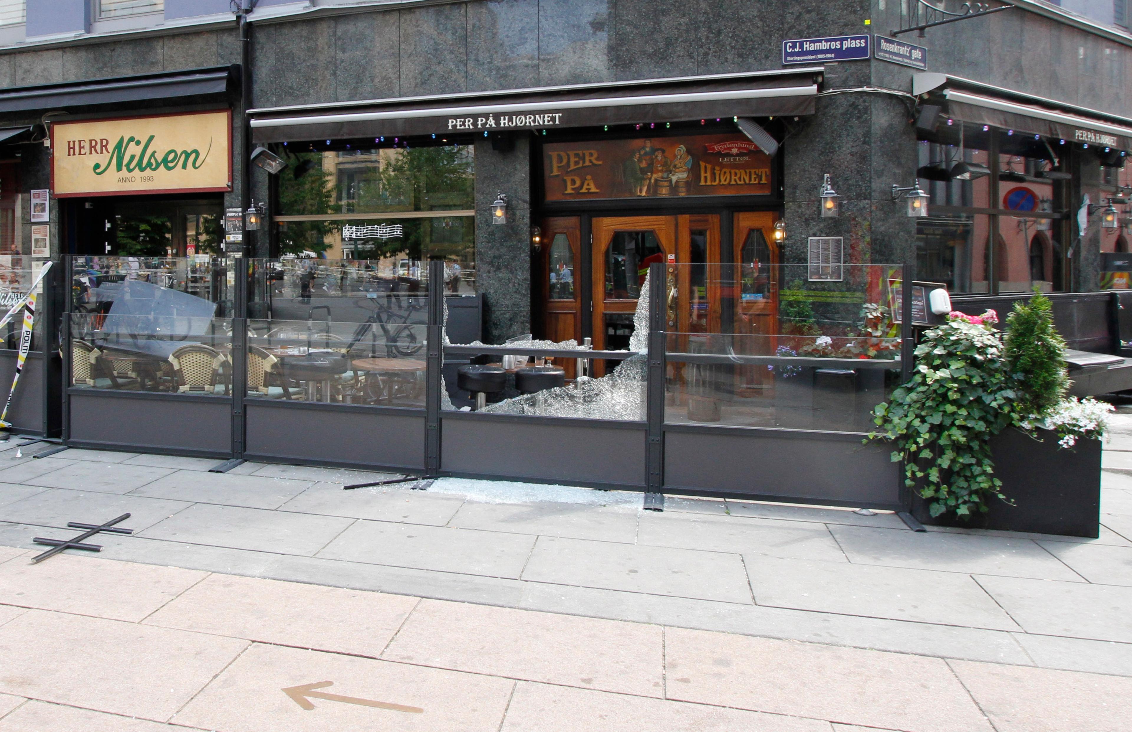 Fronten på Per på hjørnet. En av glassveggene foran uteserveringen er knust.