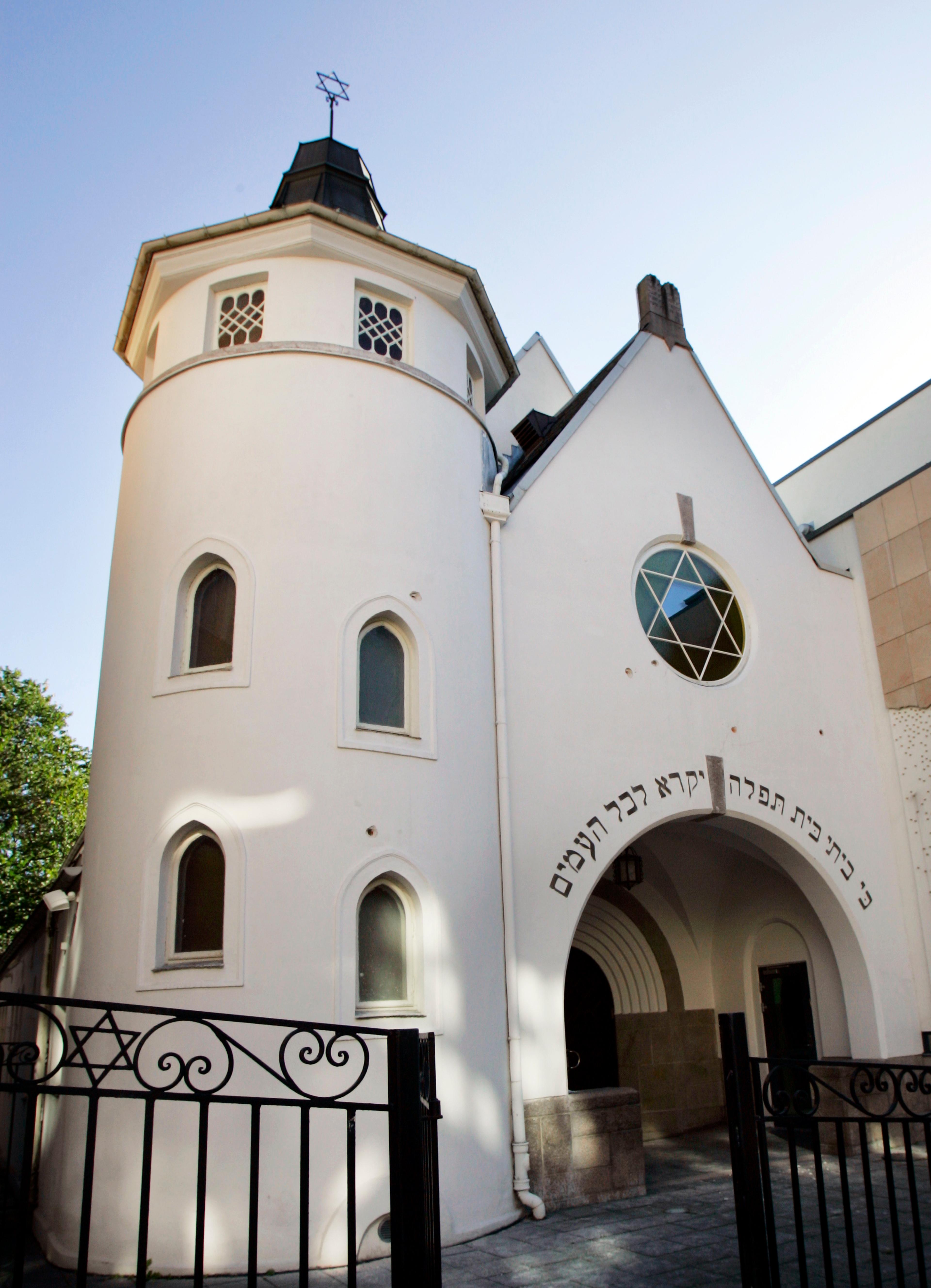 Synagogen i Oslo med kulehull i fasaden.